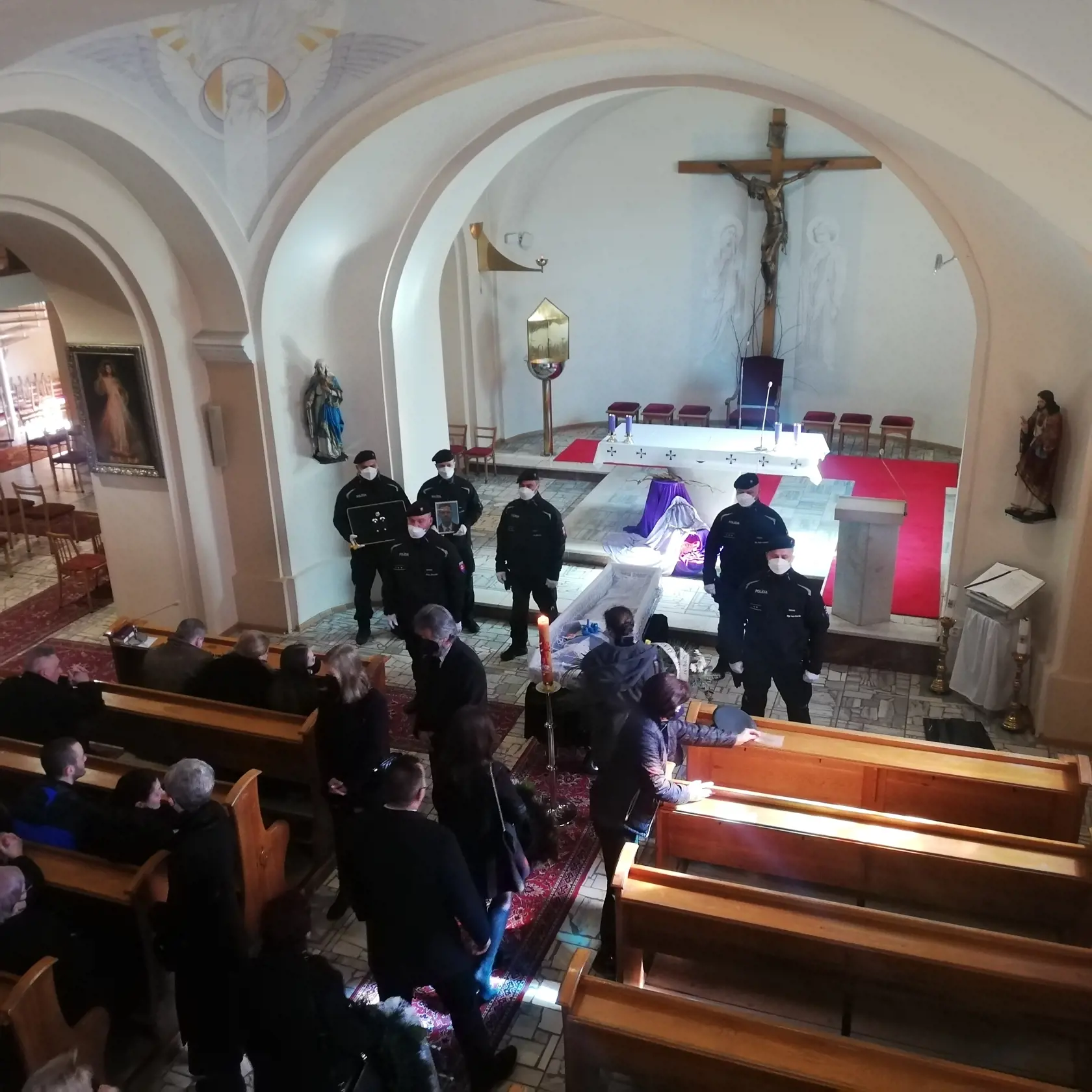 Pred začiatkom pohrebu železničného policajta Filipa (†29) prijímali pozostalé - priateľka Nikola a mama Denisa kondolencia. Zúfalý plač mamy sa niesol celým kostolom. Pred začiatkom pohrebných obradov policajná čestná stráž prikryla truhlu štátnou vlajkou, po ich skončení ju zloženú odovzdali Nikole, matke ich spoločného dieťatka, ročnej Violky.