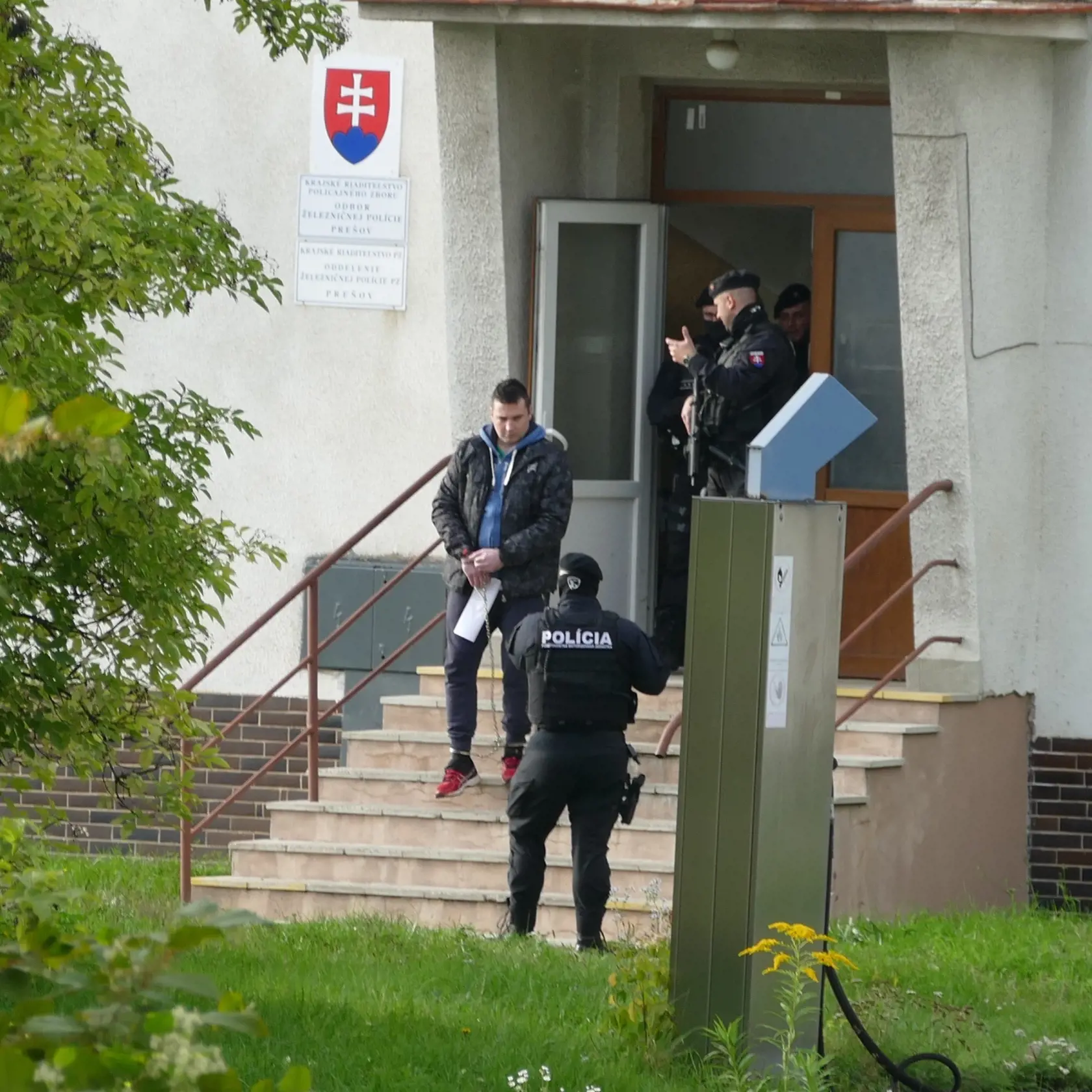 Znova na mieste činu. Na schodoch, kde údajne vyletela prvá guľka.