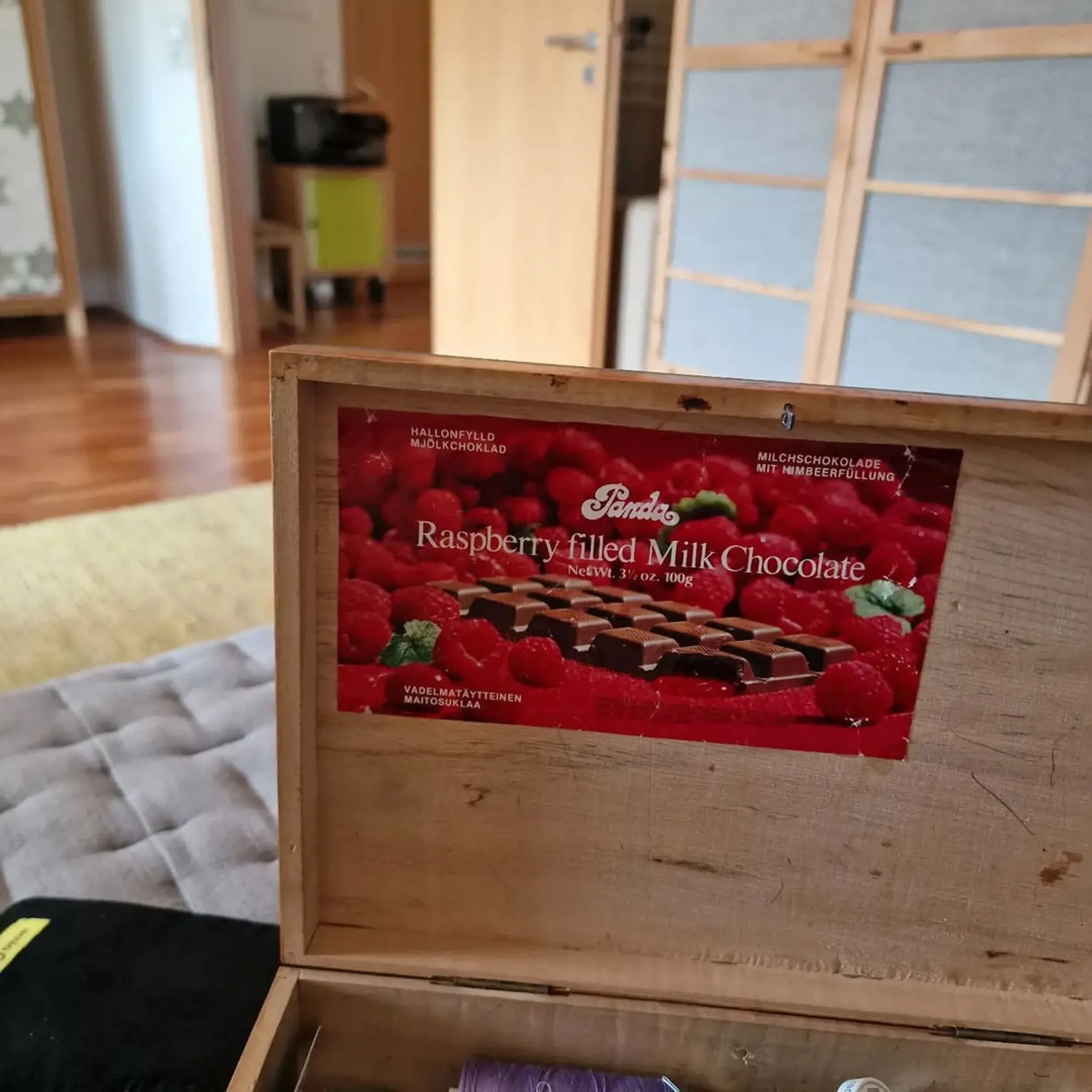 Navonok obyčajný štýl Tatiana kombinuje drevenými prvkami.