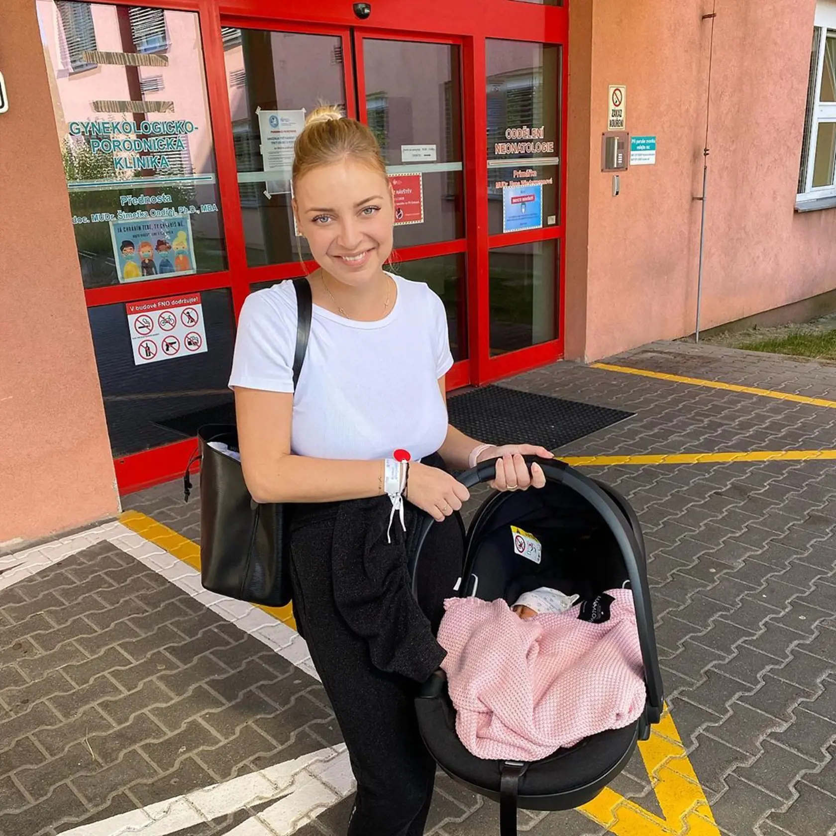 Markéta si odnáša dcérku z pôrodnice. Rozcítená napísala: "A teraz to začína. Oči opuchnuté, odchod z pôrodnice som si odrevala, šťastná a pyšná! Tú bambusovú dečku v pudrovo ružovej som mala vysnívanú už od začiatku tehotenstva, a tak to utieklo, že teraz už ňou prikrývam svoju dcéru. Dokáže mi to niekto vysvetliť? To už akože budem napríklad za chvíľu babička a mať vnúčatá??? Dúfam, že niekto ten čas raz spomalí."