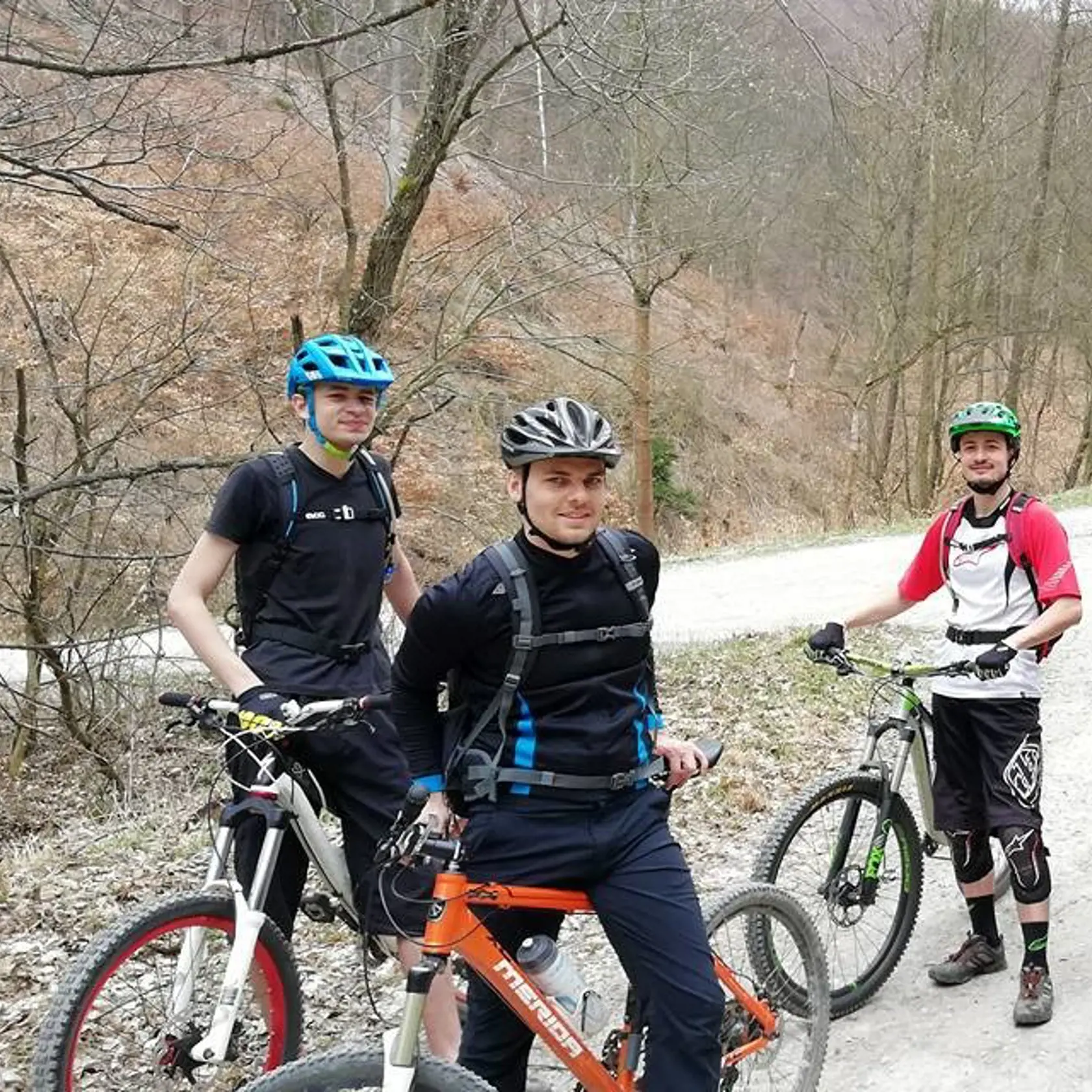 Marek (vpravo) by svoj drahý bicykel nikdy na balkóne neskladoval, najmä nie v zime. Ako hovorí, ideálne je odložiť bicykel v suchej garáži.