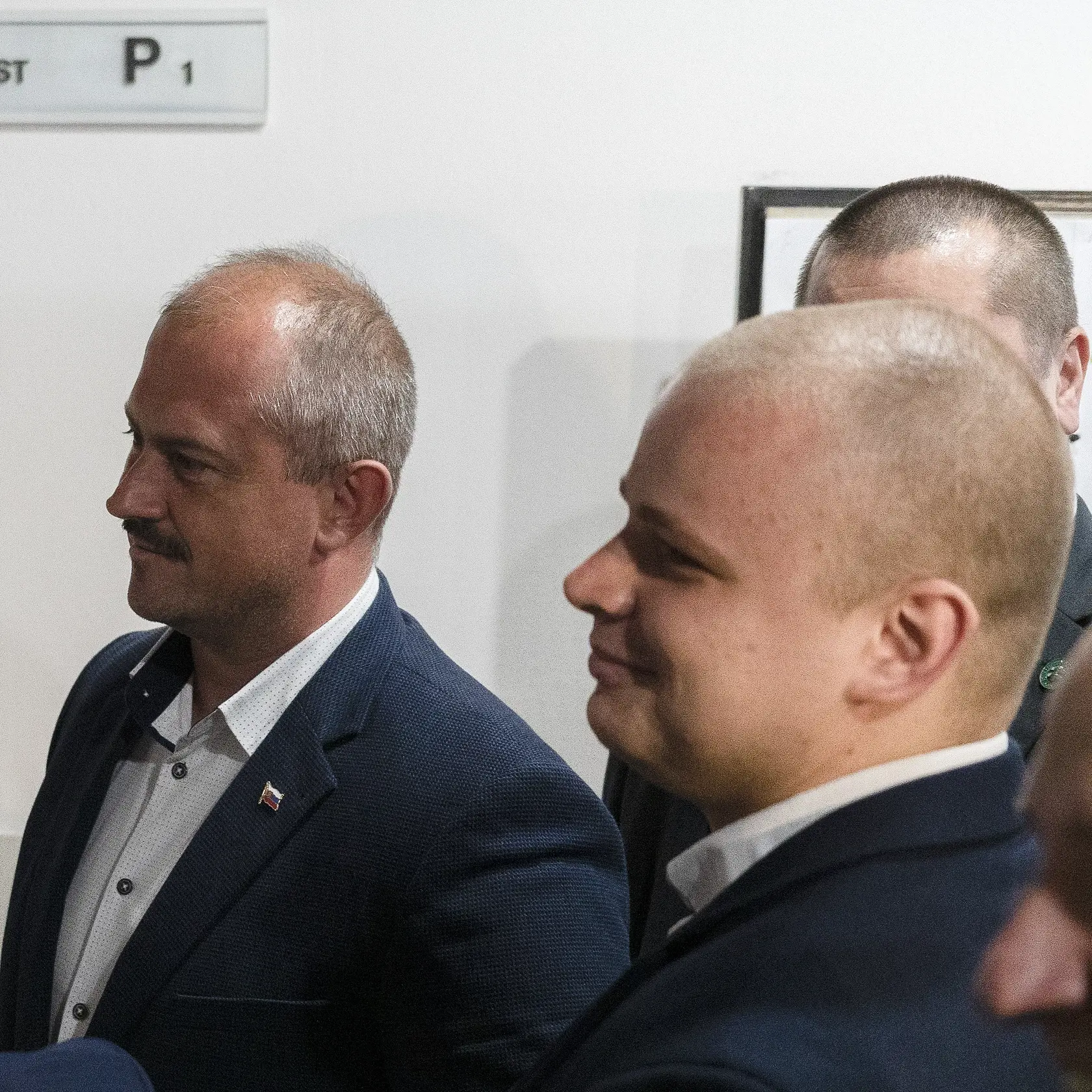 Záverečná! Najvyšší súd rozhodol, že sa poslanec za ĽSNS Milan Mazurek dopustil prečinu hanobenia národa, rasy a presvedčenia. V parlamente tak nadobro skončil.
