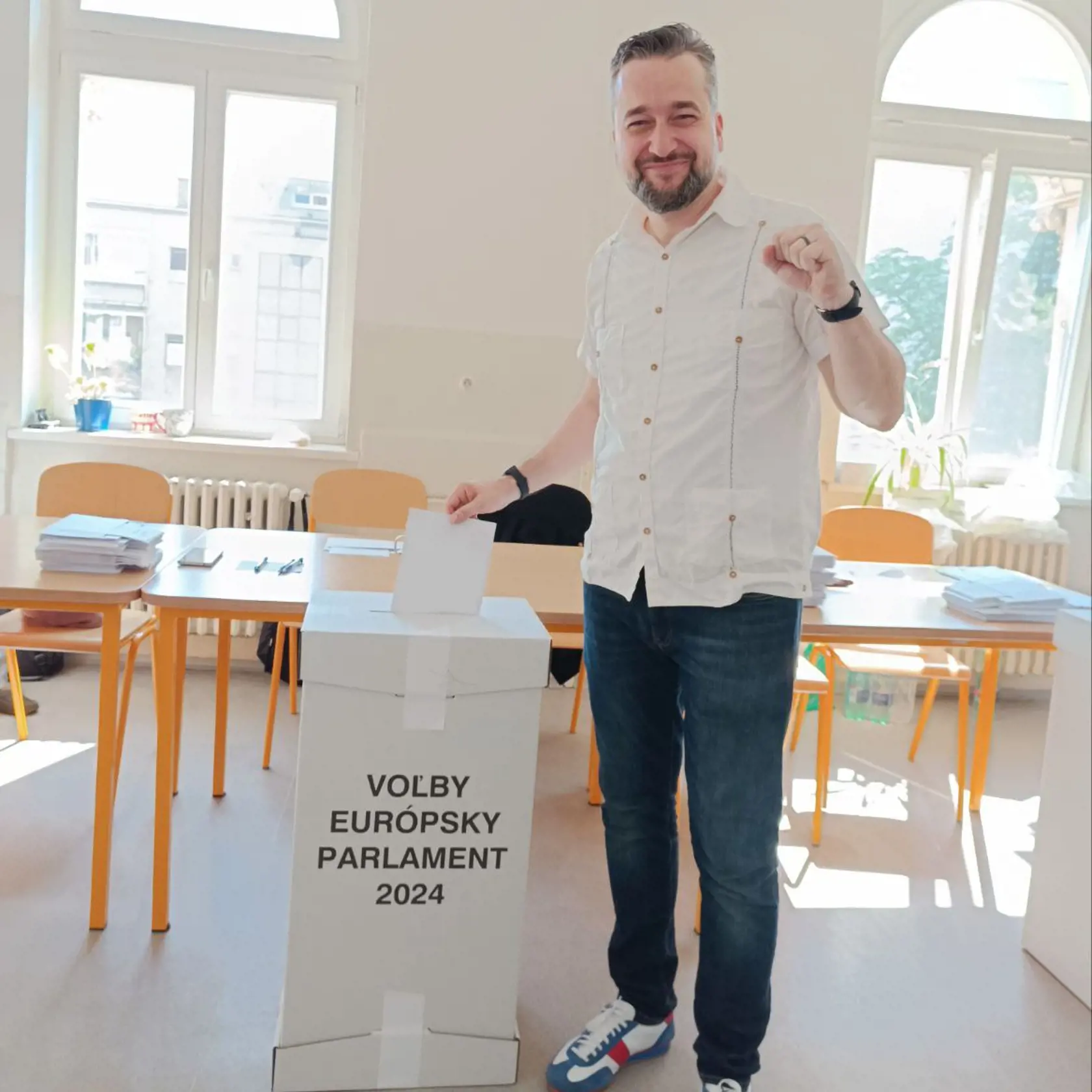 Eurovolieb sa zúčastnil aj Ľuboš Blaha, ktorý prišiel v rifliach, ležérnej košeli a teniskách.