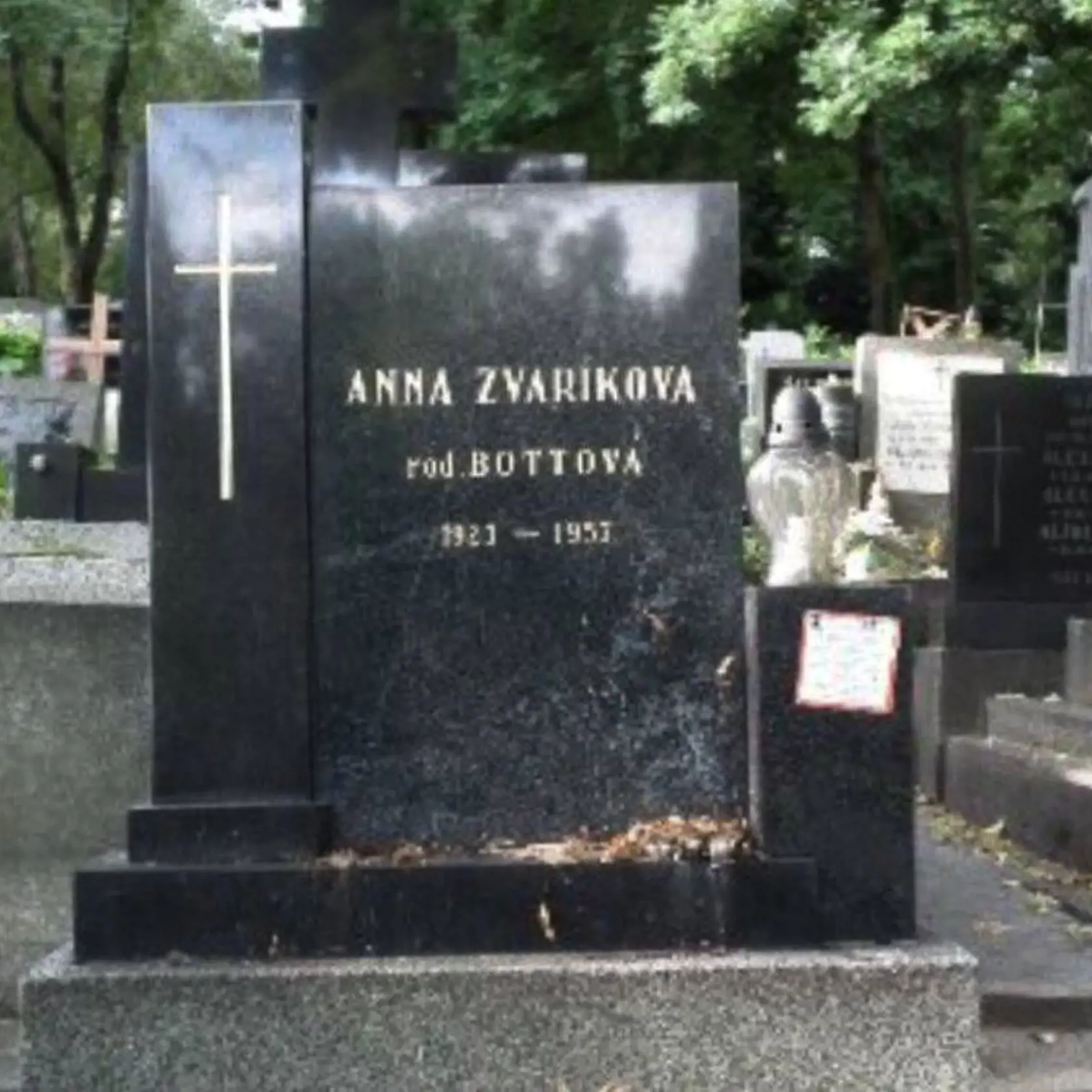 Hrob prvej manželky Františka Zvaríka Anny Zvaríkovej Bottovej.