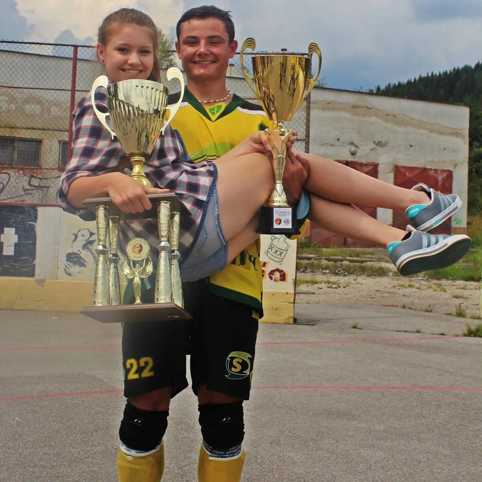 S trofejami i svojou láskou.
