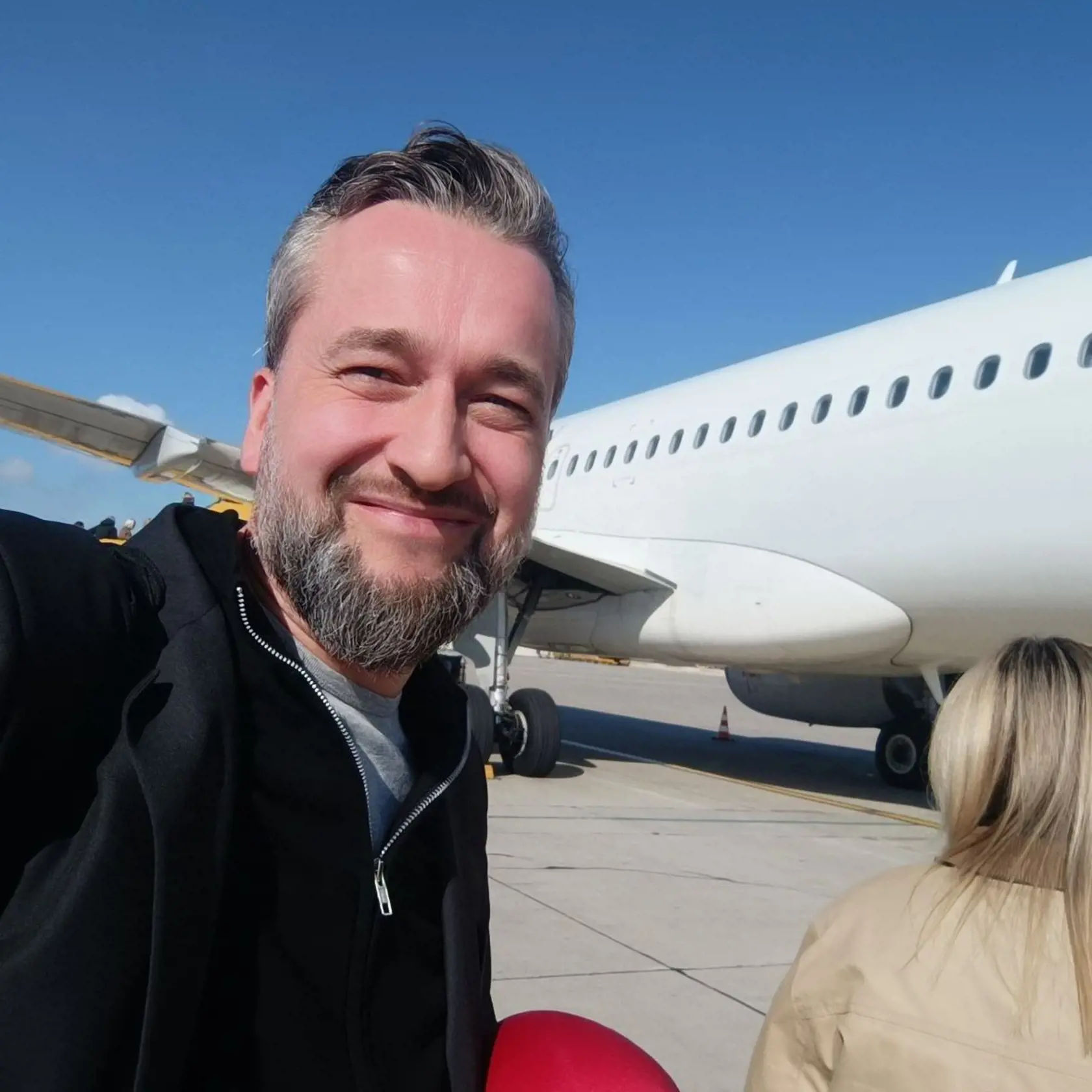 Perný víkend má za sebou aj europoslanec Ľuboš Blaha (Smer). Vybral sa do svojho milovaného Ruska. Jeho cesta sa nezaobišla bez milých stretnutí. „Vo Viedni na letisku mi slovenský čašník dal grátis pivko - zjavne drží palce. Cestoval som aj s partiou Slovákov, futbalových fanúšikov, ktorí išli do Azerbajdžanu fandiť Slovákom. Skvelí ľudia, fajn sme pokecali.  Ešte na letisku ma zastavil Slováčisko, či neodnesiem jeho ruskej manželke nejaké tlačivo do Ruska - jasné, s radosťou. A nakoniec ma zastavila Ruska žijúca na Slovensku. Predstavila sa ako Natália. Že veľmi drží palce,“ pochválil sa zážitkami z cesty Blaha na Telegrame.