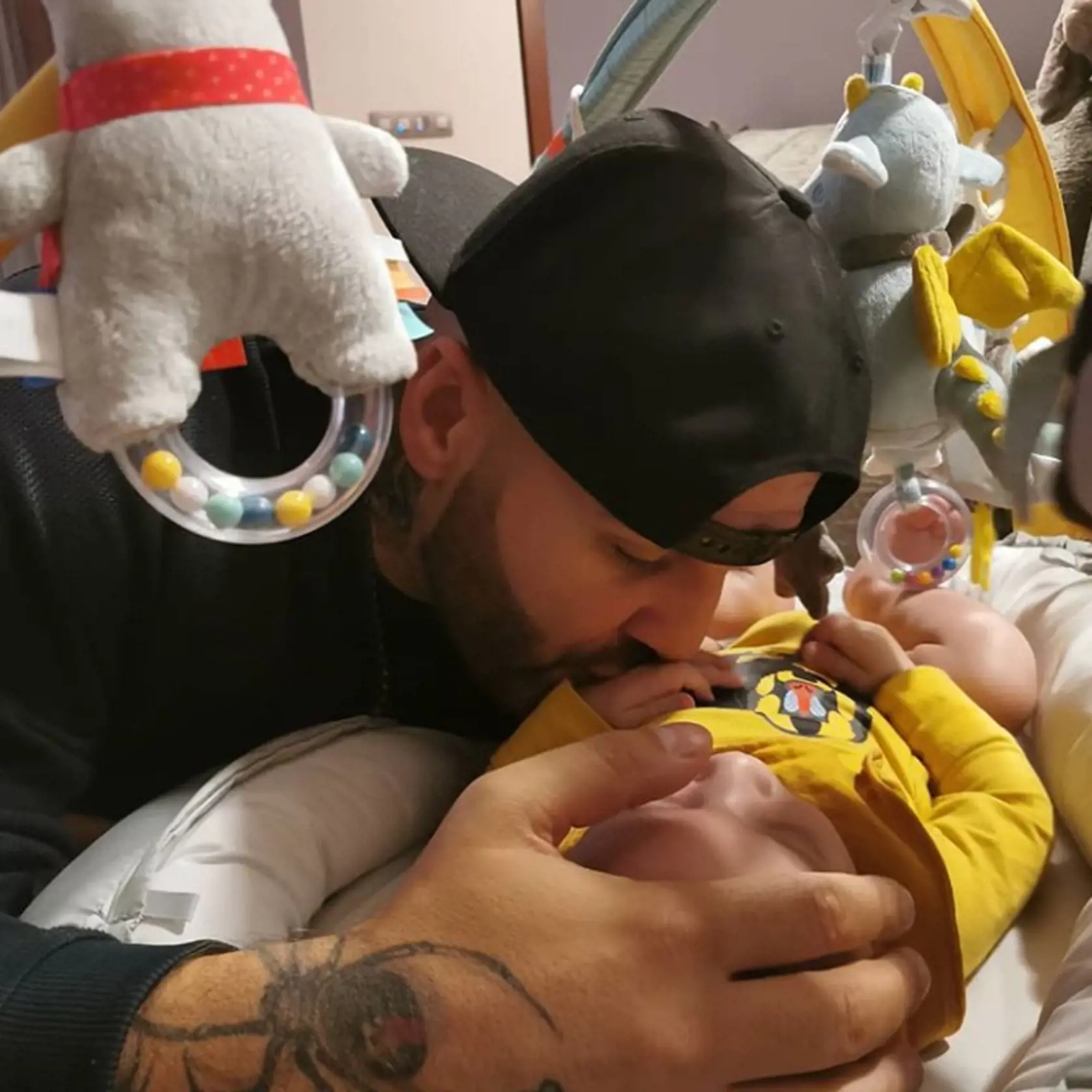Malý Sanel si žije ako v bavlnke. Prominentní rodičia si svoj poklad poriadne hýčkajú.