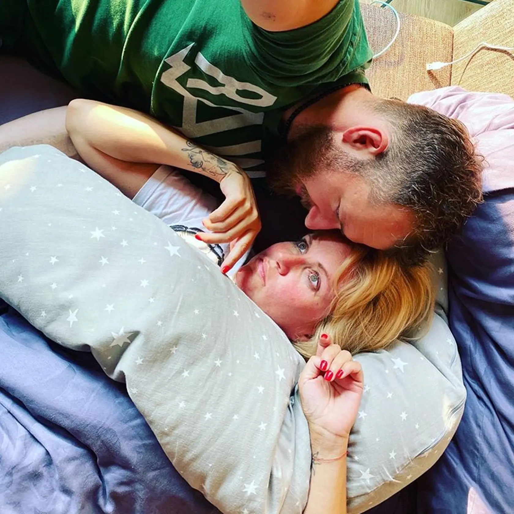 Príprava na ďalšie materstvo pár dní pred pôrodom - skúška vankúša na dojčenie.