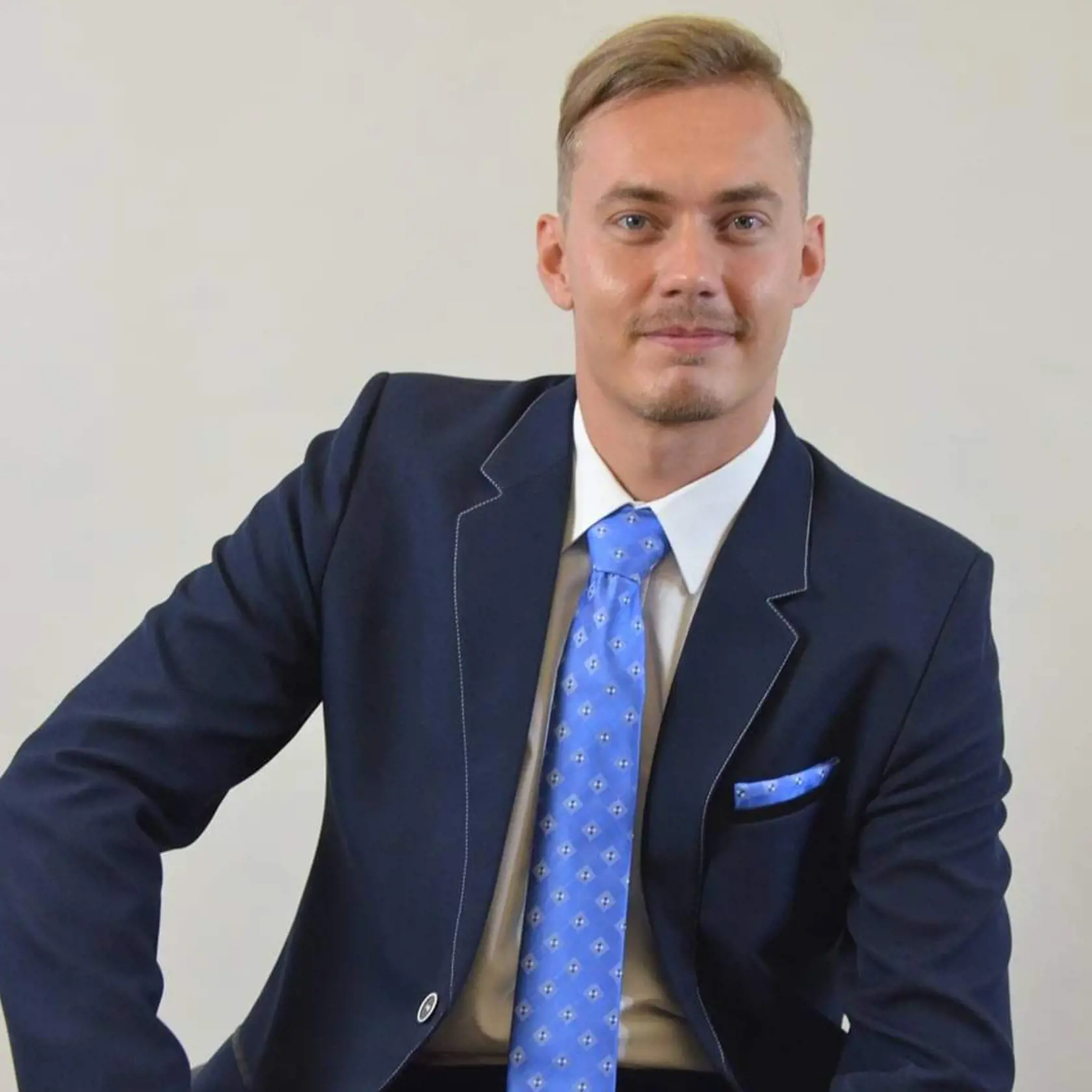Starosta obce Bánov Miloš Rybár zaslal na Okresný úrad Nové Zámky nesúhlasné stanovisko s výstavbou baterkárne.