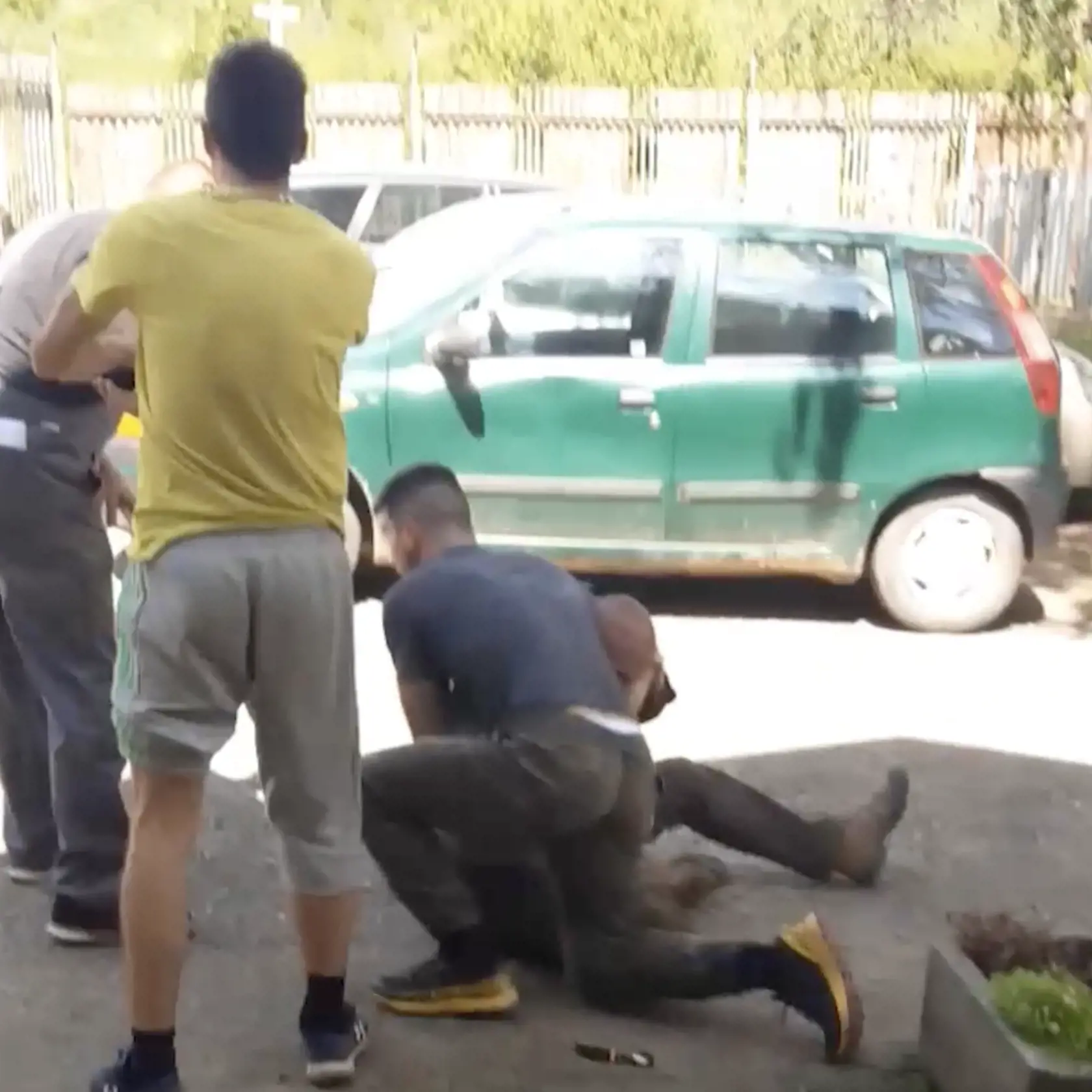 Foto incidentu v areáli poľnohospodárskej firmy, kam si prišli vybavovať účty Marek a Rafael Kuffovci.