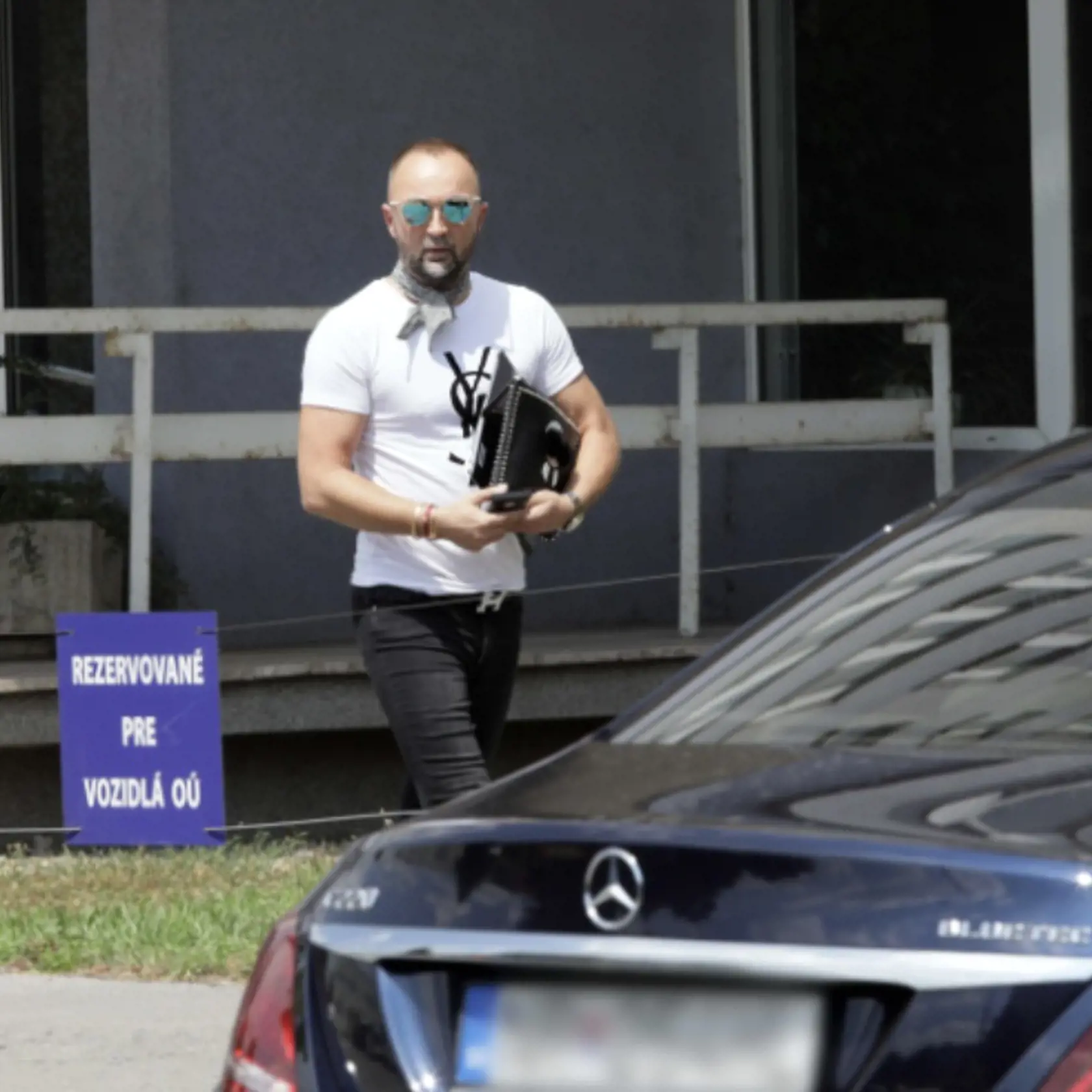 Versače kam príde, tam budí záujem svojho okolia.