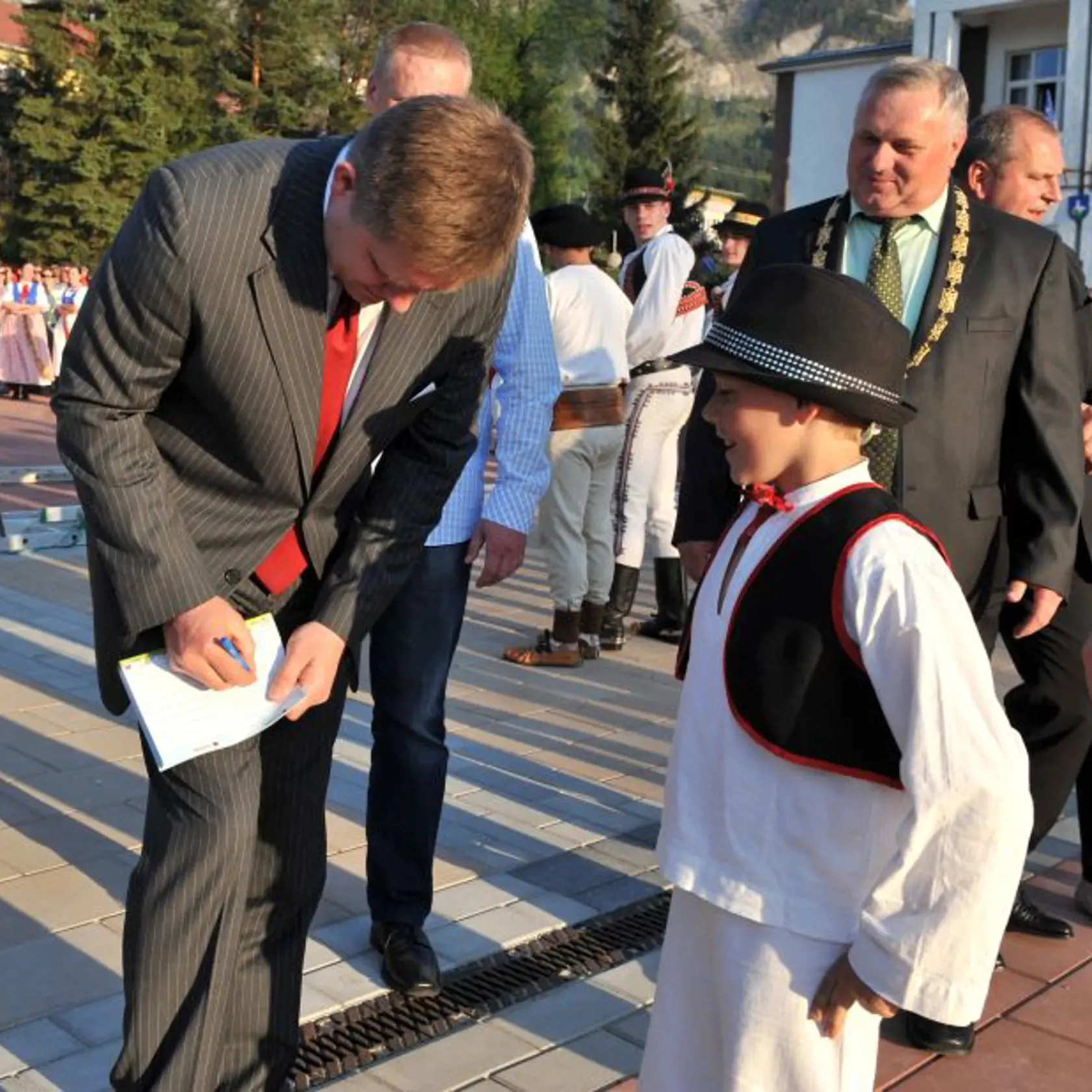 Do obce Stráòavy pri Žiline prišiel  30. apríla 2012 pomôc stava máj  aj predseda vlády SR Robert Fico. Privítali ho chlebom a so¾ou a po krátkych príhovoroch nasledovalo zdobenie mája a jeho postavenie.Na snímke nechýbal ani  premiérov podpis do zápisníka školského novinára.  FOTO TASR - Pavol Ïurèo *** Local Caption *** zvyky  tradície tradièné stavanie mája
