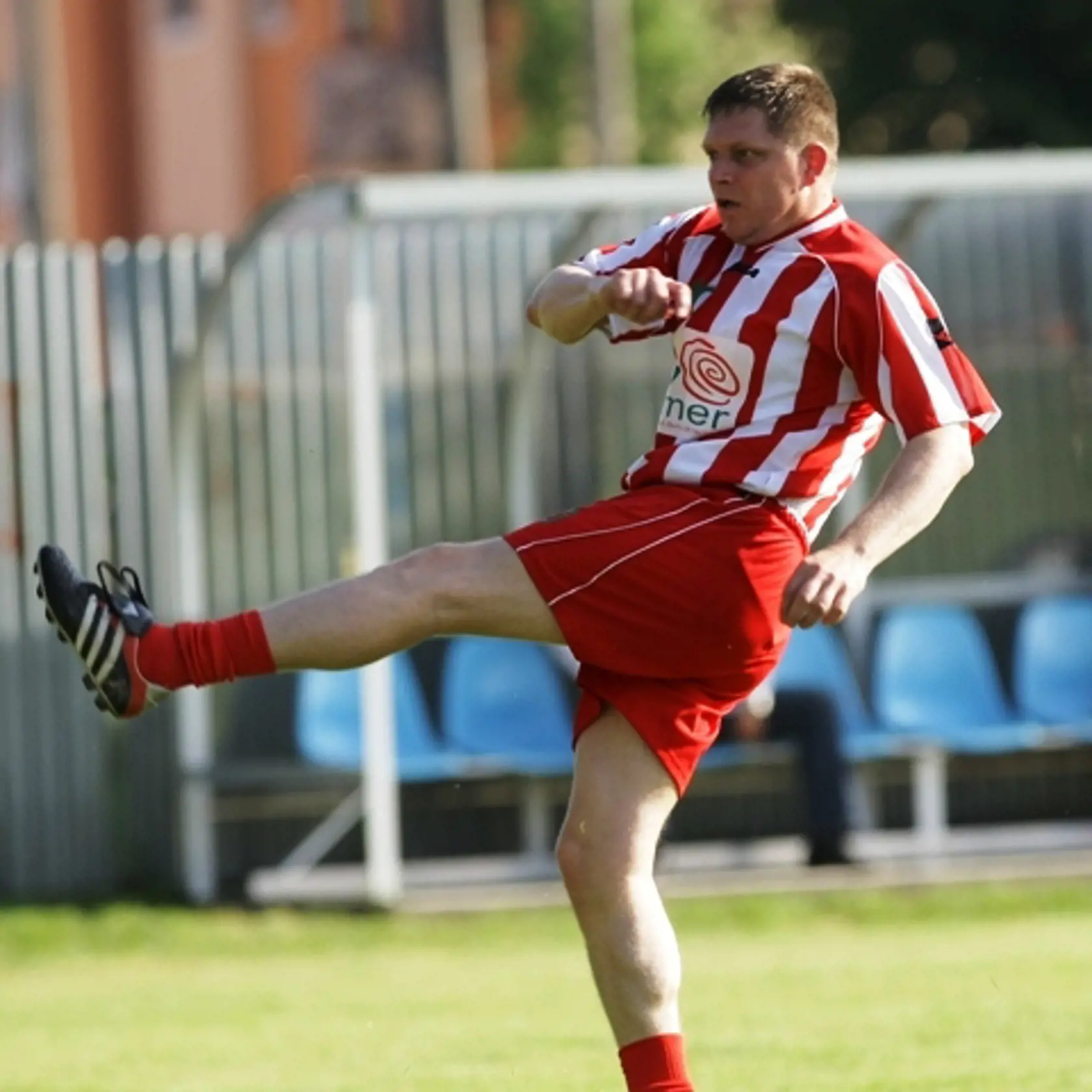 TRADÍCIA
DODRŽANÁ:
Fico si aj pri týchto
voľbách zahral futbal
v Alekšinciach.