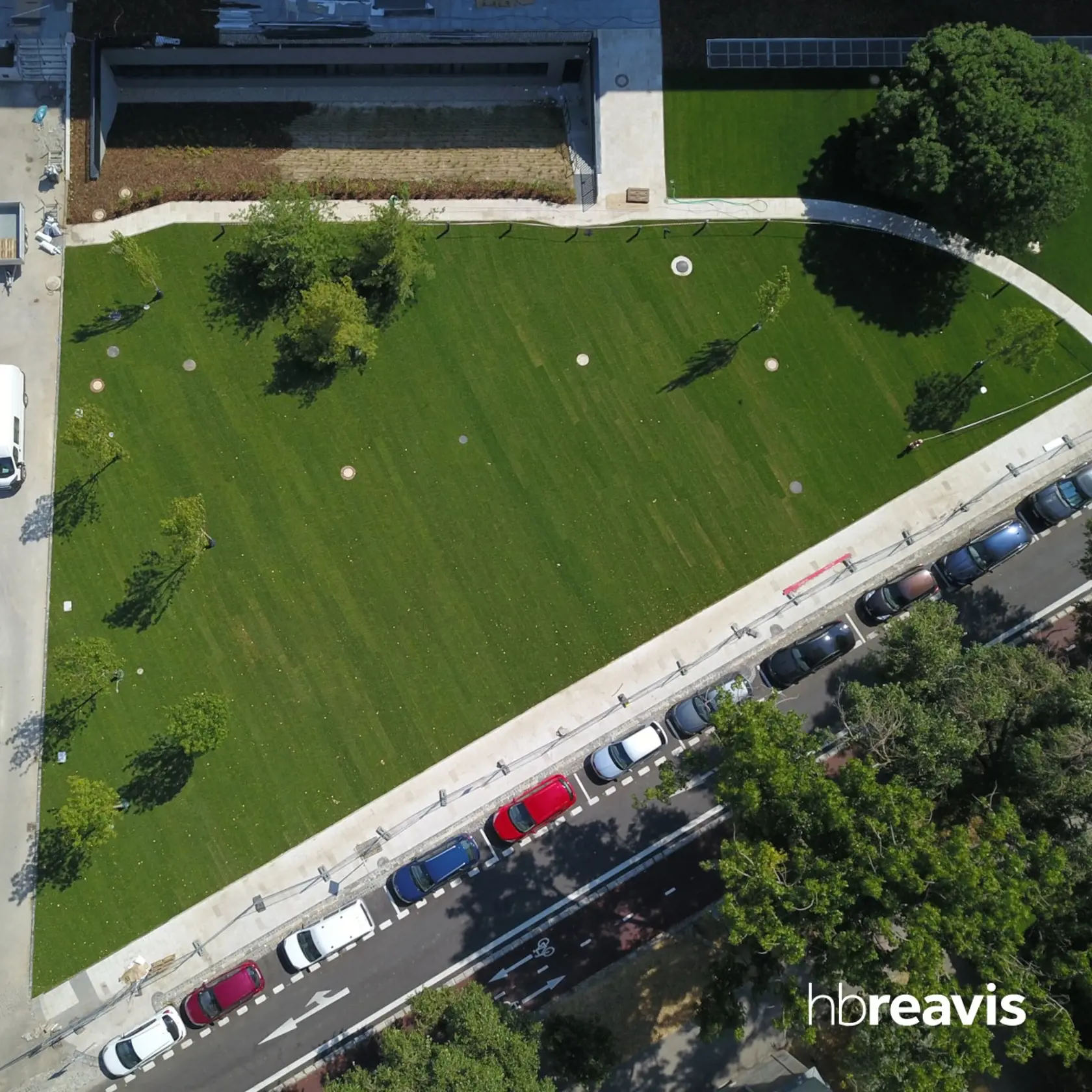V rámci výstavby Nív zrevitalizovali aj menší parčík zo strany Páričkovej ulice, ktorý sa už pekne zelenie.