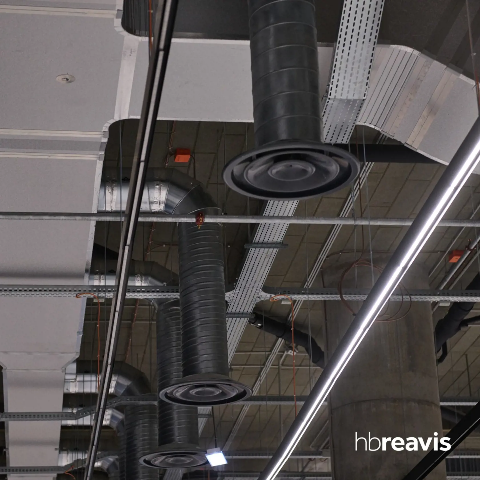 O čerstvý vzduch sa postará vysokovýkonná ventilácia v s pretlakom čerstvého vzduchu, ktorý bude privádzaný z exteriéru cez tzv. anglické dvorce a rolety na fasáde.
