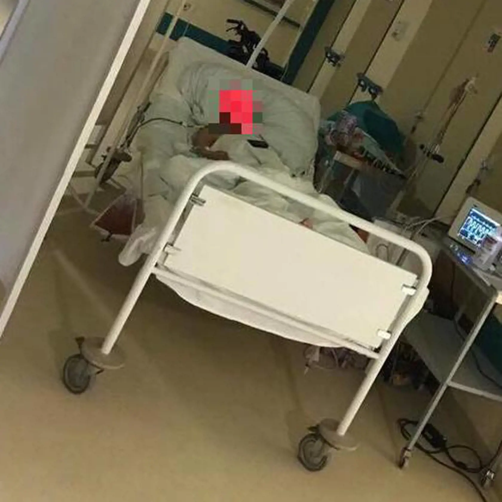 Eva († 64), nemocnica v Leviciach: Pacientku Evu († 64) nechali po operácii žalúdka ležať na chodbe chirurgie oproti vchodovým dverám. Zomrela o niekoľko dní na to. Trpela pritom aj onkologickým ochorením. Nemocnica uviedla, že mali plný kapacitný stav na chirurgii.