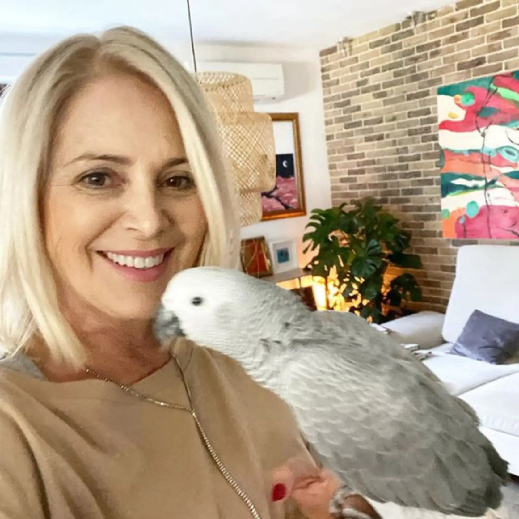 Zuzana Vačková: „Nikdy som si neuvedomila, že vždy, keď prídem domov uťahaná, pred tým, než si sadnem si hlboko a ťažko vzdychnem. Až keď som počula nášho papagája ťažko si vzdychnúť, keď som stála pri gauči, som si to uvedomila. Je veľa vecí, čo robíme a vôbec o tom nevieme.“