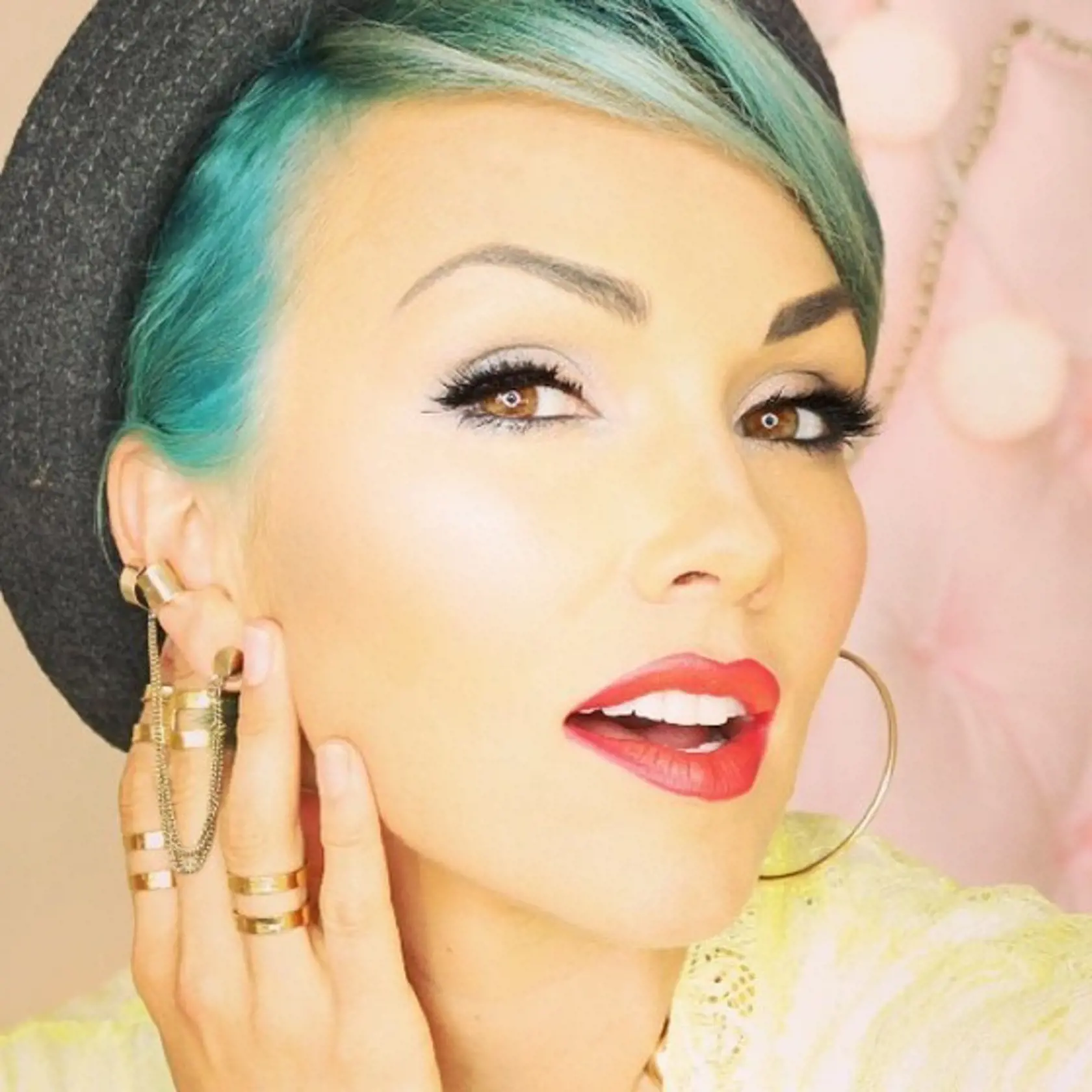 Celebritná make-up artistka, Kandee Johnson, vo svojej reálnej podobe.