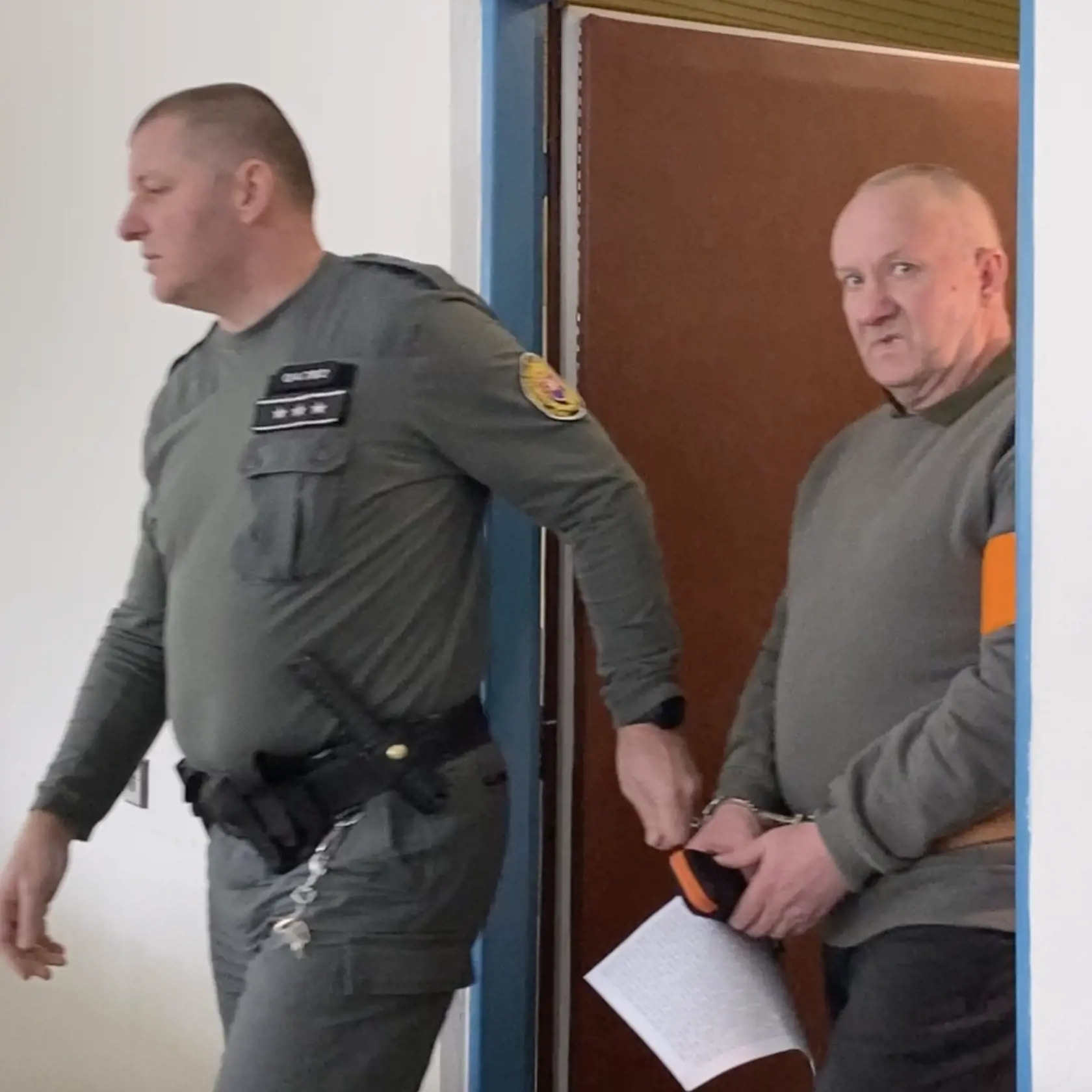 Štefan Molčan (53) z Dubovice čelí obžalobe z vraždy kamaráta Jozefa Porembu (†44). Starí mládenci spolu popíjali, strhla sa bitka. Obžalovaný tvrdí, že vraždiť nemal v úmysle a iba sa bránil dreveným lopárom, keď ho dnes nebohý Jozef napadol nožom. No podľa prokurátora ho udrel asi stokrát.
