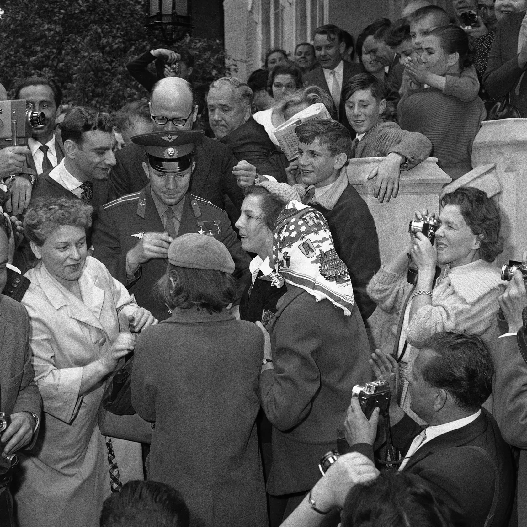WA 40 archív Londýn - Na archívnej snímke z 15. júla 1961 sovietsky kozmonaut Jurig Gagarin rozdáva autogramy pred sovietskym veľvyslanectvom v Londýne. Prvým človekom vo vesmíre sa stal 12. apríla 1961 dôstojník sovietskeho armádneho letectva, 27-ročný Jurij Alexejevič Gagarin. Na kozmickej lodi Vostok-1 obletel Zem vo výške 302 kilometrov pri rýchlosti okolo 28.000 tisíc kilometrov za hodinu.  A hoci sovietsky kozmonaut Jurij Gagarin strávil vo vesmíre iba 108 minút, tieto minúty prevrátili na