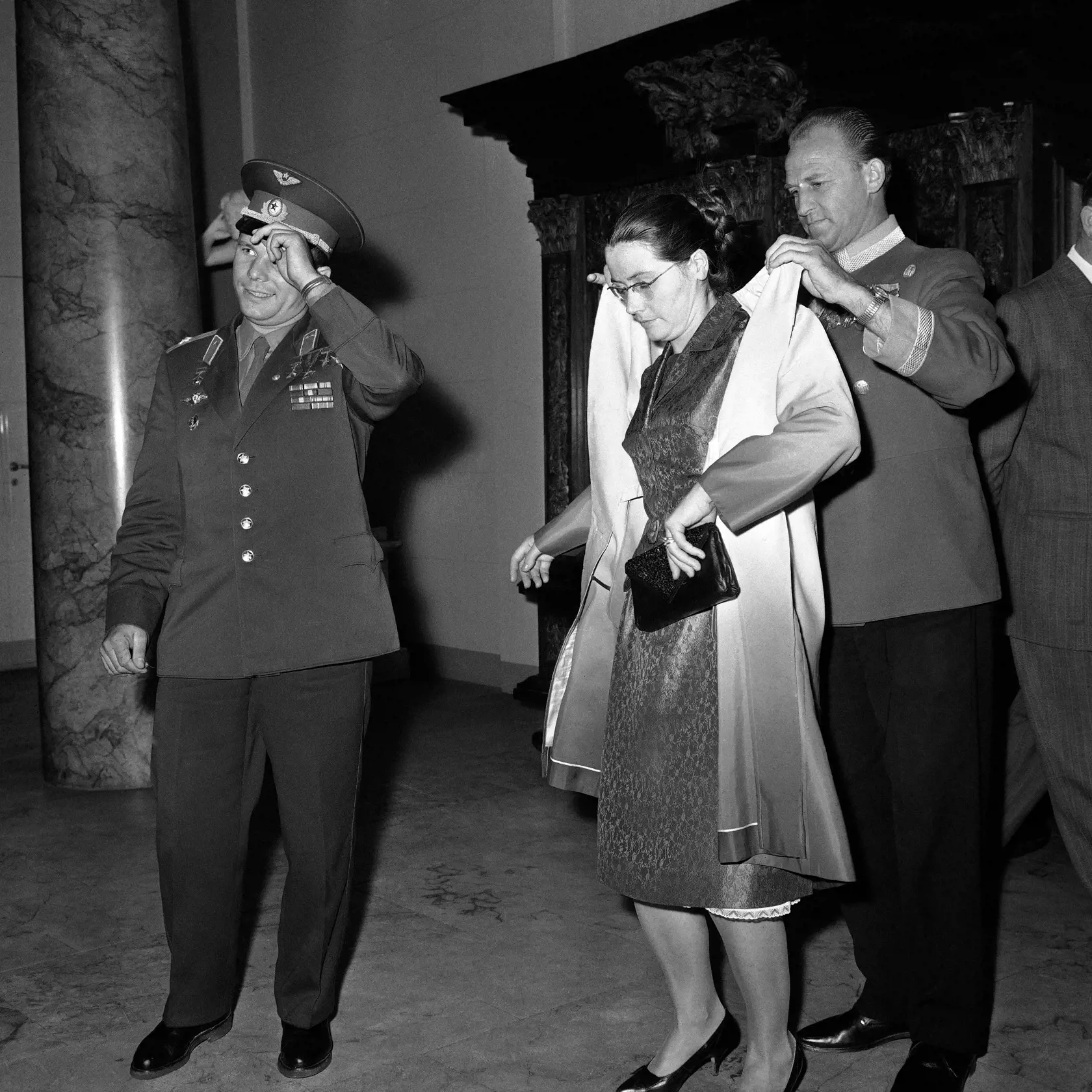 WA 24 archív Moskva - Na archívnej snímke zo 6. septembra 1962 prvý kozmonaut Jurij Gagarin a jeho manželka Valentina odchádzajú po stretnutí s dánskym kráľom Frederikom v Kodani. Valentina Gagarinová, vdova po prvom človeku, ktorý letel do vesmíru, zomrela vo veku 84 rokov. Úmrtie oznámila v utorok 17. marca 2020 ruská vesmírna agentúra Roscosmos v krátkom vyhlásení a vyjadrila úprimnú sústrasť jej príbuzným.  Jurij Gagarin zomrel 27. marca 1968, FOTO TASR/AP

FILE - In this Thursday, Sept. 6, 