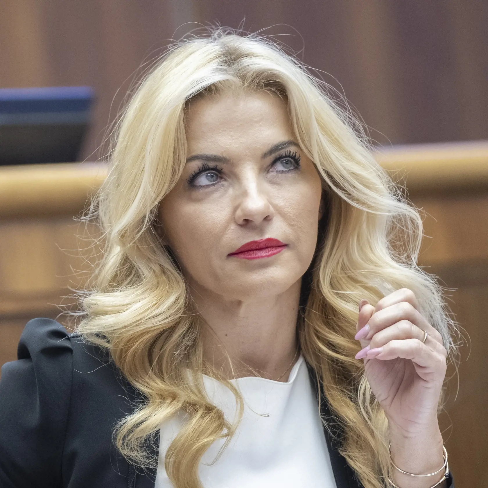 Na snímke ministerka kultúry SR Martina Šimkovičová (nominantka SNS) počas hlasovania. Poslanci Národnej rady (NR) SR neodvolali Martinu Šimkovičovú (nominantka SNS) z postu ministerky kultúry. Rozhodli o tom v utorkovom hlasovaní. Za opozičný návrh na jej odvolanie hlasovalo 64 poslancov zo 142 prítomných, proti bolo 78. V Bratislave 14. mája 2024. FOTO TASR - Martin Baumann
