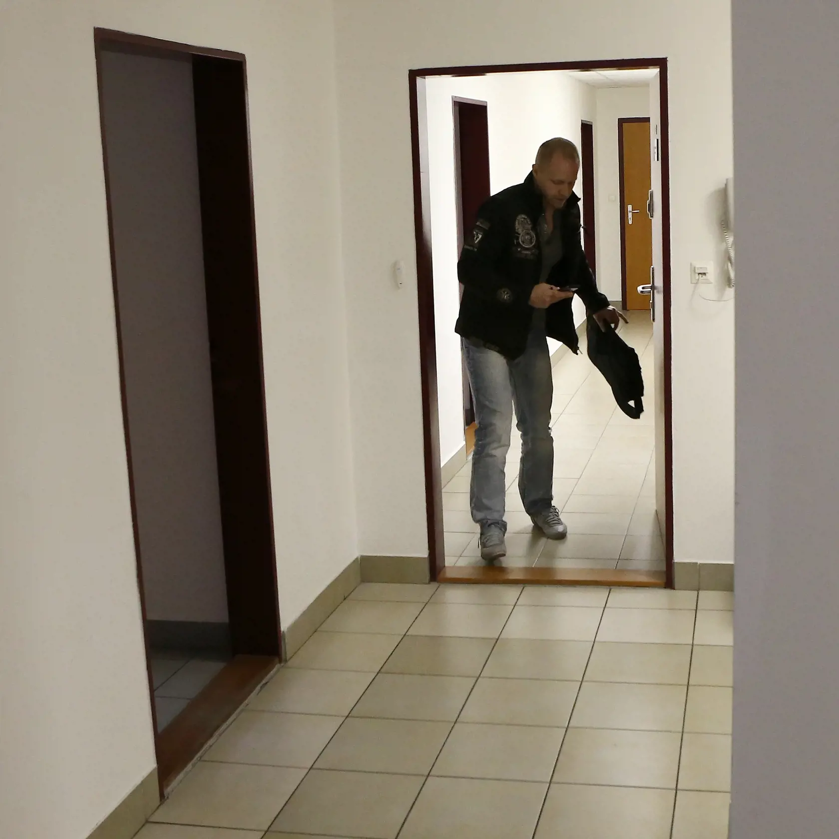 Člen zločineckého gangu Roberta Okoličányho - Robert Nigut, ktorého pustili na slobodu pre nedostatok dôkazov a uplynutie zákonnej lehoty. Nigut na snímke odchádza z budovy Špeciálneho súdu v Pezinku, kde sa zúčastnil pojednávania, ktoré bolo odročené do 6. mája.