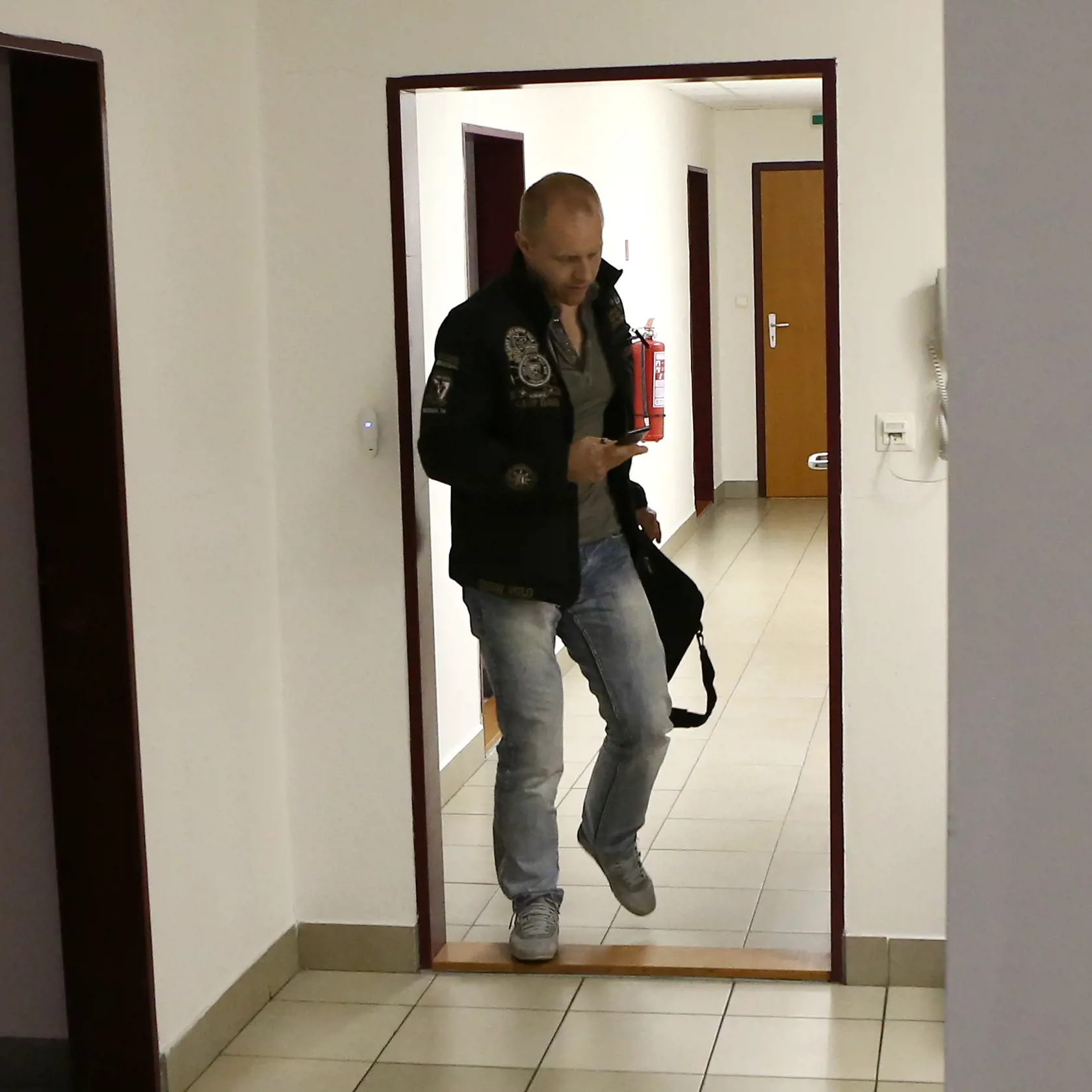 Člen zločineckého gangu Roberta Okoličányho - Robert Nigut, ktorého pustili na slobodu pre nedostatok dôkazov a uplynutie zákonnej lehoty. Nigut na snímke odchádza z budovy Špeciálneho súdu v Pezinku, kde sa zúčastnil pojednávania, ktoré bolo odročené do 6. mája.
