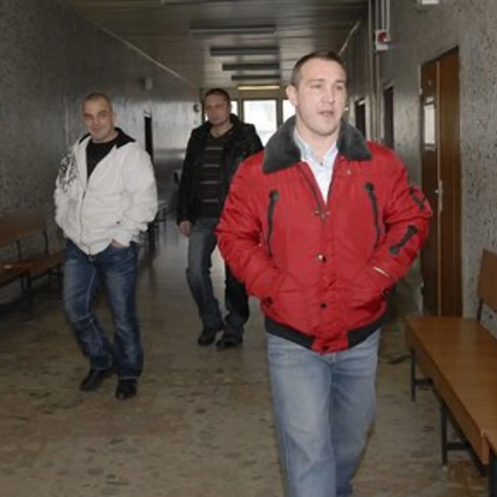 Podľa našich informácií sa Róbert Okoličány zdržiava v Moskve spolu s Vladom C. z Lipian (okres Sabinov), ktorého odsúdil prešovský súd za vydieranie. Vraj ich prichýlil syn bývalého policajného funkcionára Rastislav T. z Košíc, ktorý tam prevádzkuje bar a bol na mafiánskych zoznamoch jakšíkovcov. Predtým sa skrývali na Ukrajine, no počas vojny sa presunuli do Ruska dúfajúc, že im tento štát Slovákom nevydá.