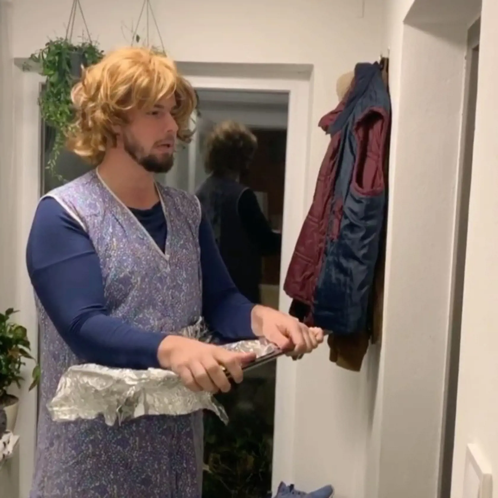 Už vo vstupnej chodbe návštevníkov víta okrem Fera aj jeho pestovaná zeleň v závesných kvetináčoch.