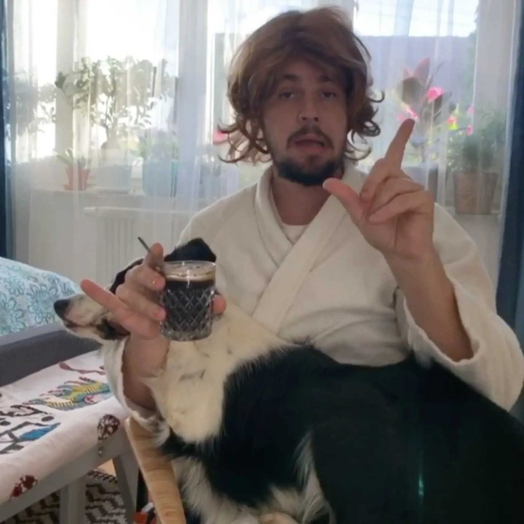 Spálňa je ladená do modrej farby a ani tu nechýbajú kvietky.