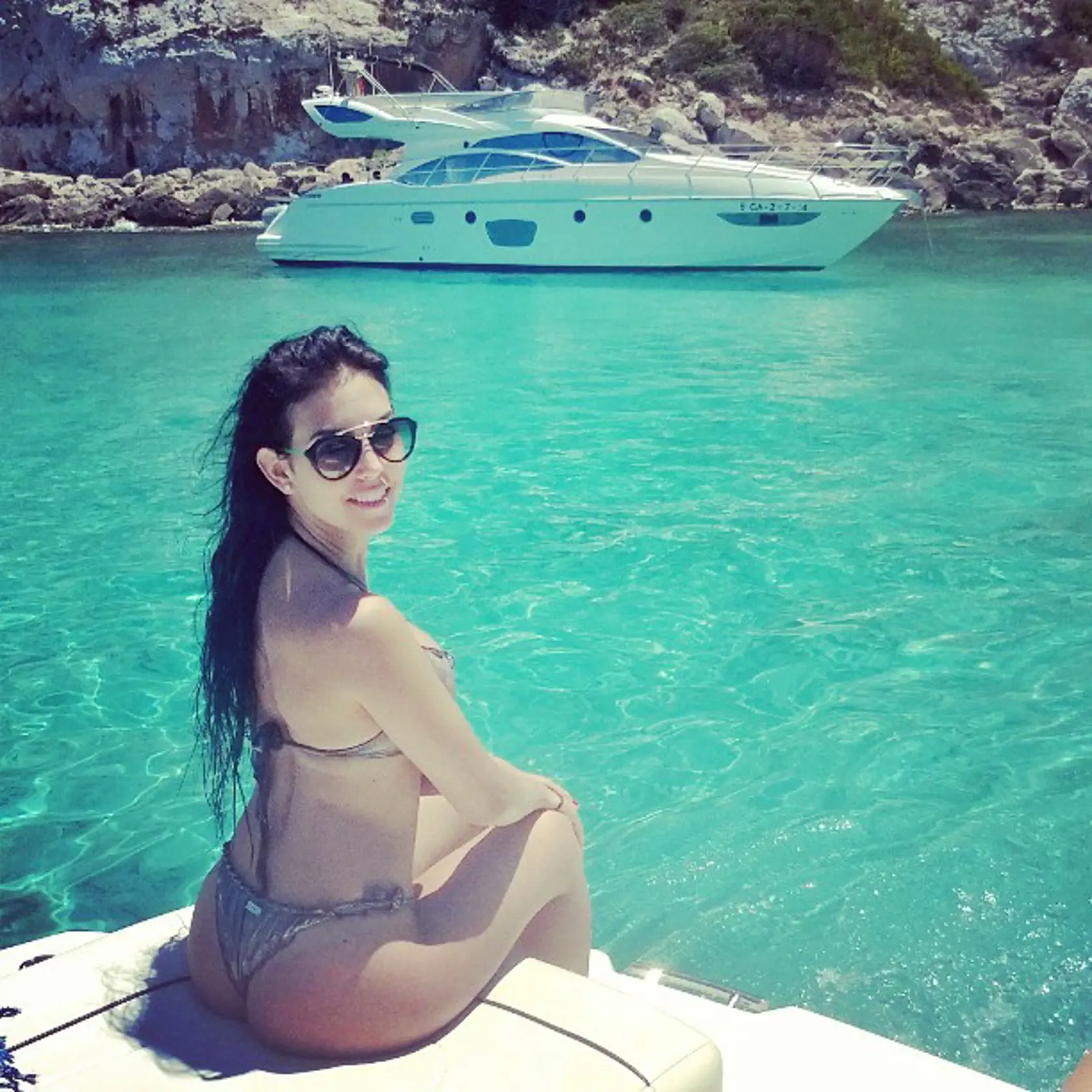 Pred zoznámením s Cristianom sa na jachty iba pozerala a teraz sa na nich predvádza takmer nahá. Ani v roku 2015 sa nehanbila na Instagrame pochváliť sexi telom.