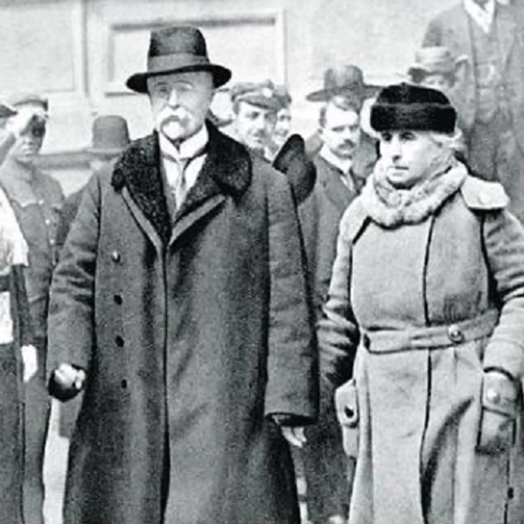 Osudovou láskou T.G.M. bola dcéra amerického podnikateľa Charlotte Garrigue, ktorú spoznal počas študijného pobytu v nemeckom Lipsku. Do emancipovanej a vzdelanej Američanky sa ihneď zamiloval,  bol však hanblivý a nevedel jej svoje city vyjadriť. Odhodlal sa až potom, čo sa skoro utopil, keď zachraňoval svoju domácu. Krátko potom, čo vyznal Charlotte lásku, sa pár zasnúbil a čoskoro bola  svadba. Ako výraz úcty prijal jej priezvisko ako súčasť svojho mena a od svadby sa začal podpisovať Tomáš Garrigue Masaryk.