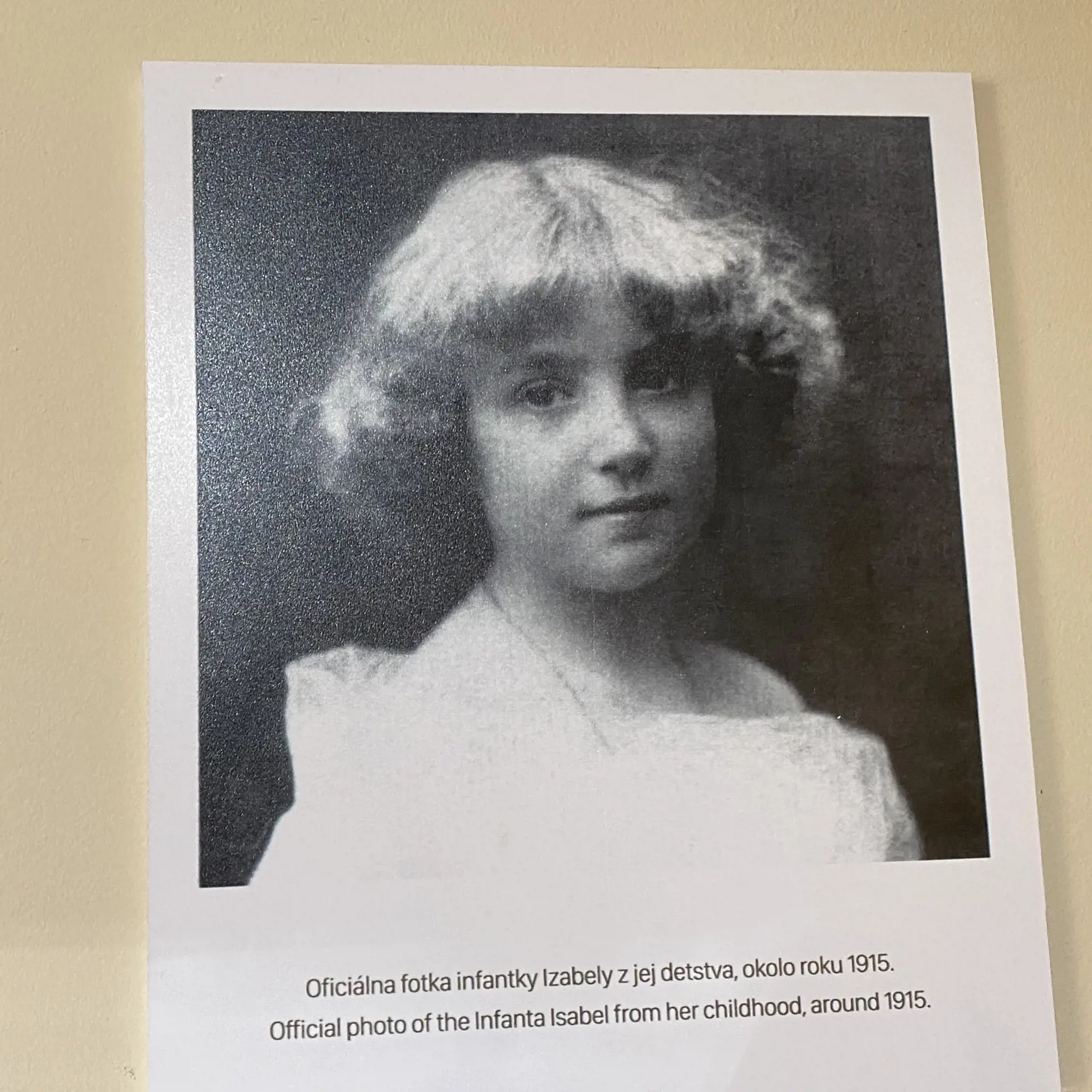 Izabela ako dieťa, fotografie je z roku 1915. Na hrad Ľubovňa sa vydávala v roku 1929 v Madride. Pochádzala zo španielskeho kráľovského dvora, jej brat bol španielskym kráľom.