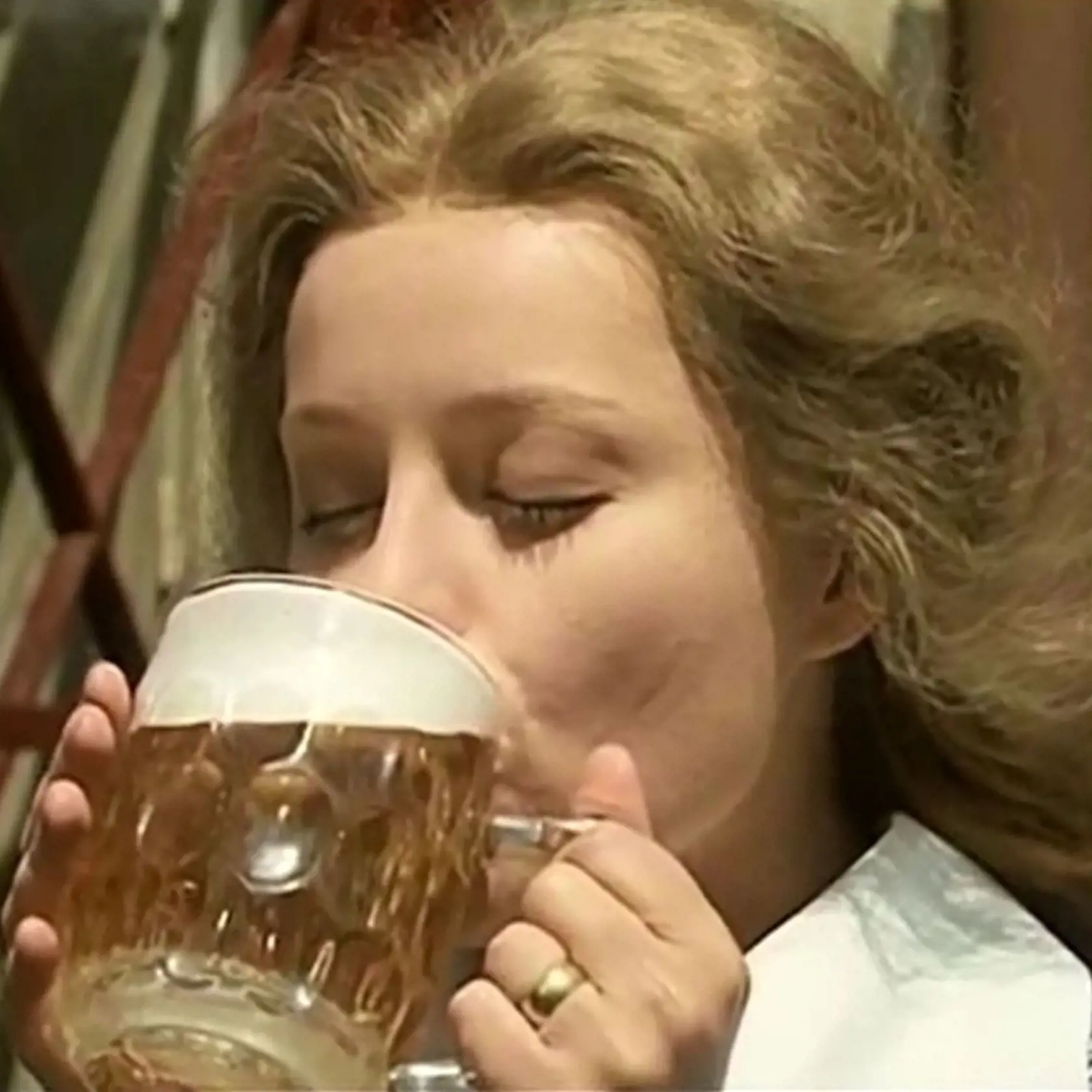Kultová scéna z filmu Postřižiny, keď Magda Vášáryová ako krásna Maryška vypije na ex pol litra piva. “Ja pivo vôbec nemám rada,” tvrdí slávna herečka. Ako je potom možné, že sa jej takýto kúsok podaril? “Bol za to honorár,” zasmiala sa šibalsky. Žiadne dvojité dno, ako niektoré zdroje špekulovali, nespomínala.