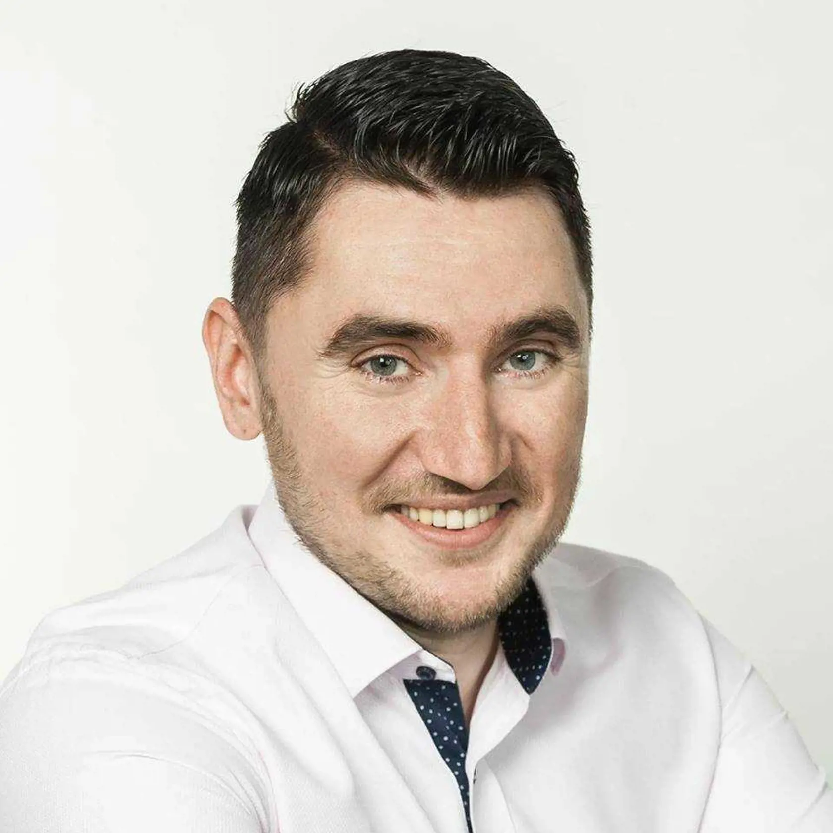 Milan Kaplan (31) kandidát na primátora mesta Michalovce (OĽANO, SAS, SME RODINA, NOVA, ŠANCA, SPOLU-OD, PS): „Na voličov chcem zapôsobiť (okrem programu) svojou energiou, aktivitou, nápadmi a snahou. Dostal som radu, aby som sa veľa usmieval, keďže ako predstaviteľ novej generácie chcem k voľbám pritiahnuť mladých ľudí, pochopiteľne aj nežnejšie pohlavie.“