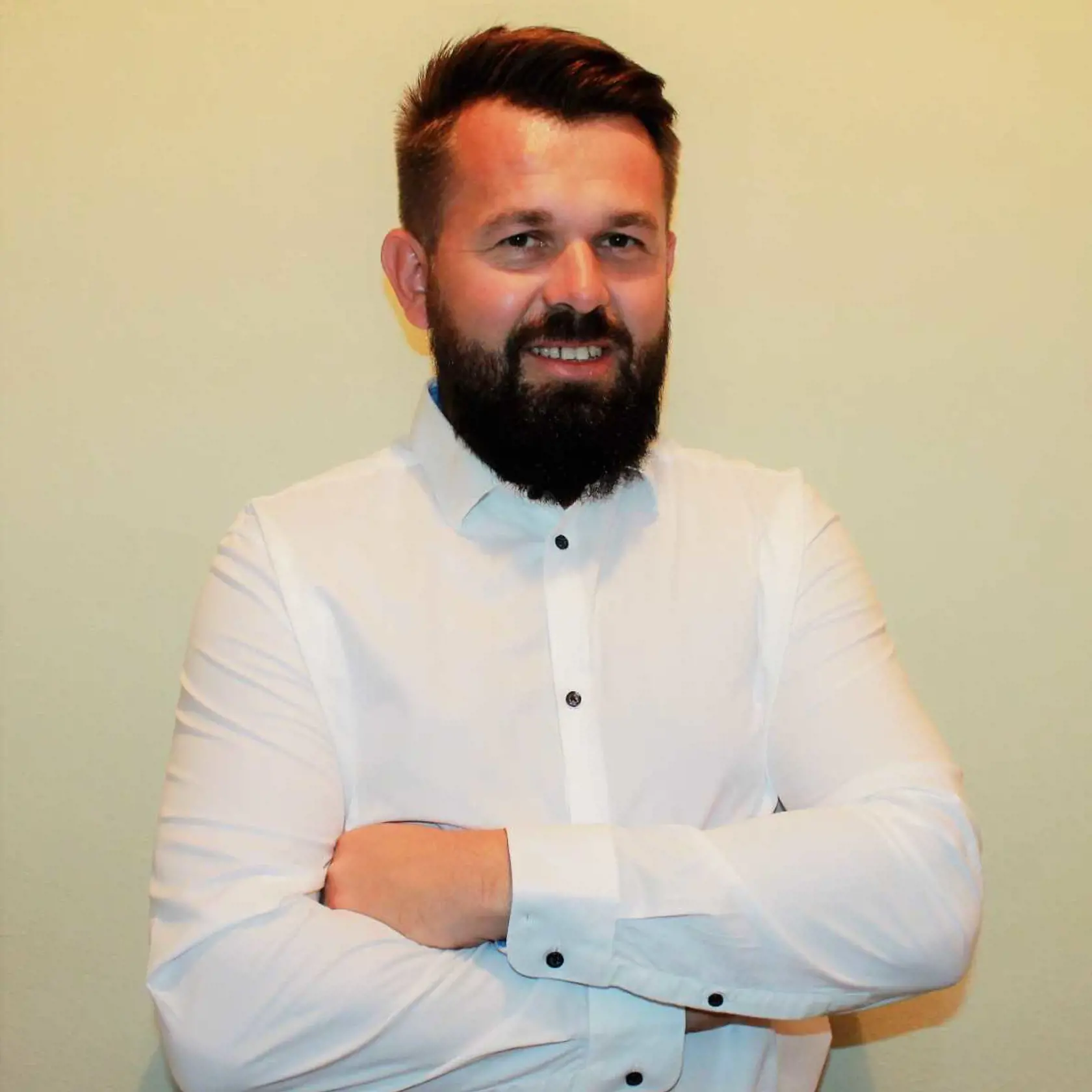 Zdenko Matušiak (38) nezávislý kandidát na starostu obce Kokava nad Rimavicou: „Na voličov chcem zapôsobiť aj upraveným vzhľadom, ale hlavne chcem využiť svoju ľudskosť, všestrannosť, zručnosť, čestnosť, pracovitosť a organizačnú schopnosť.“