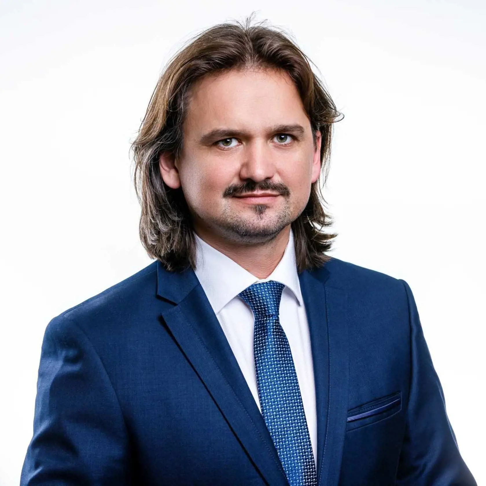 Jozef Kanuščák (44) kandidát na primátora mesta Lipany (SaS, NOVA, OĽANO, PS, Sloboda a Solidarita, SME RODINA - Boris Kollár, SPOLU, ŠANCA): „Snažil som sa popracovať na svojom šarme a dúfam, že ním aspoň minimálne zapôsobím na svoje voličky. (smiech) Som presvedčený, že dôležitejšie ako šarm je čestnosť, zodpovednosť a pracovitosť.“