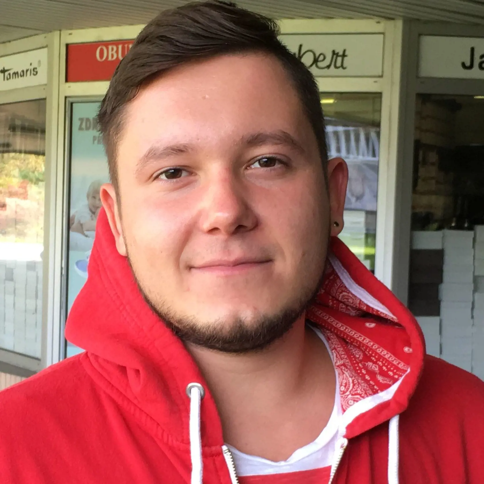 Peter (26): „Nie som spokojný, lebo platím okolo 60 eur mesačne a keď idem k zubárovi, znova musím platiť. Ešte som nemal nejakú vážnu chorobu, ale za zdravotné som tak nič nedostal.“