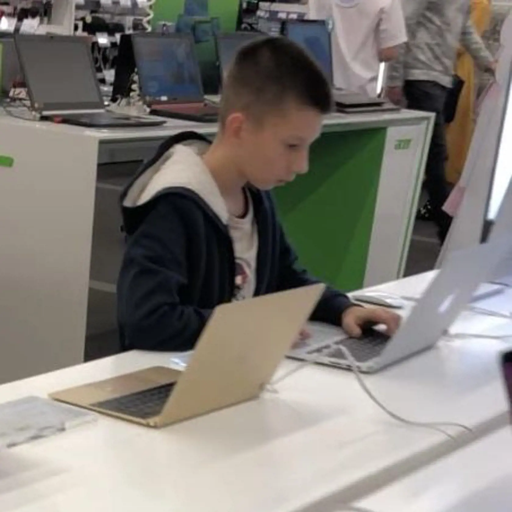 Marcel trávi voľný čas hraním počítačových hier.