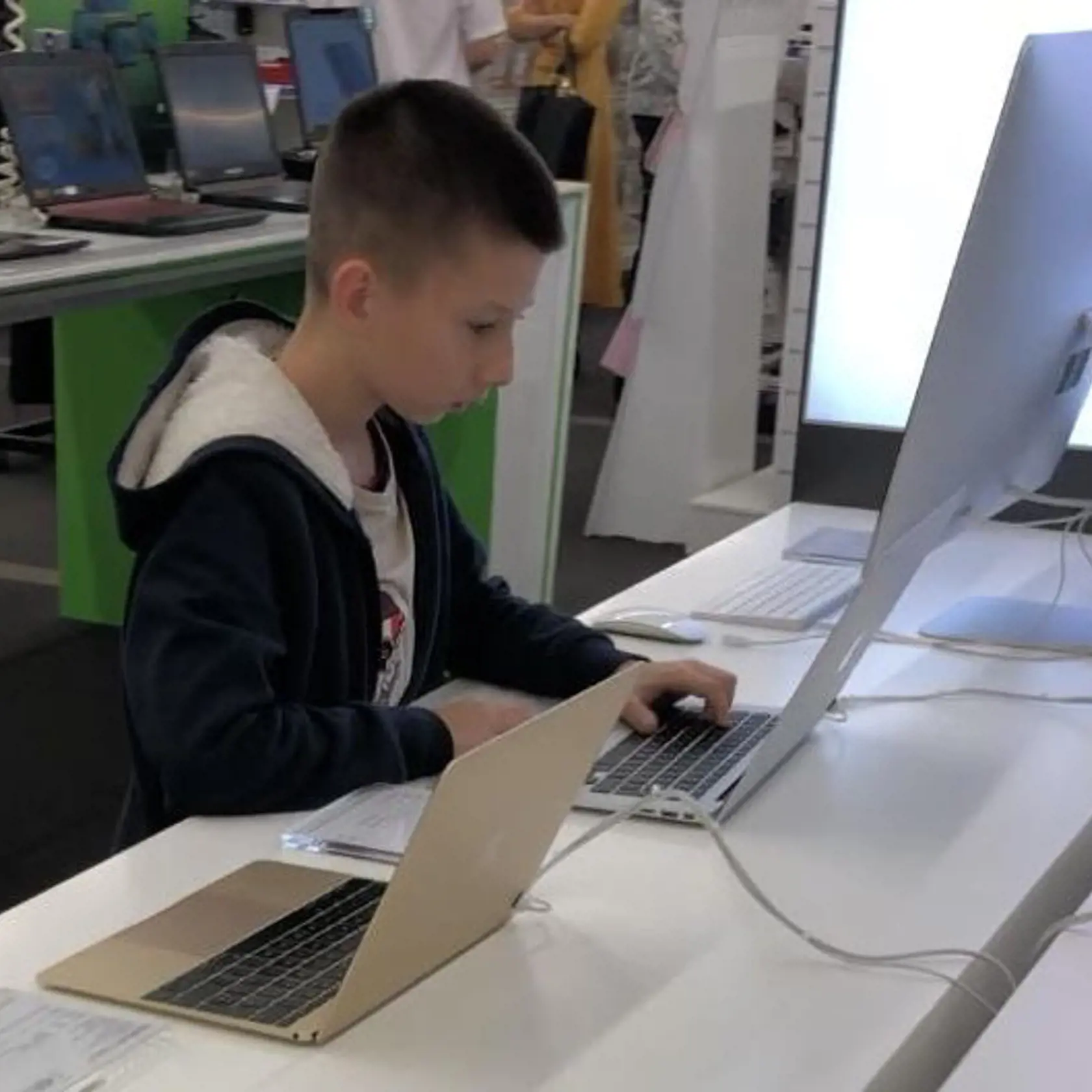 Marcel trávi voľný čas hraním počítačových hier.