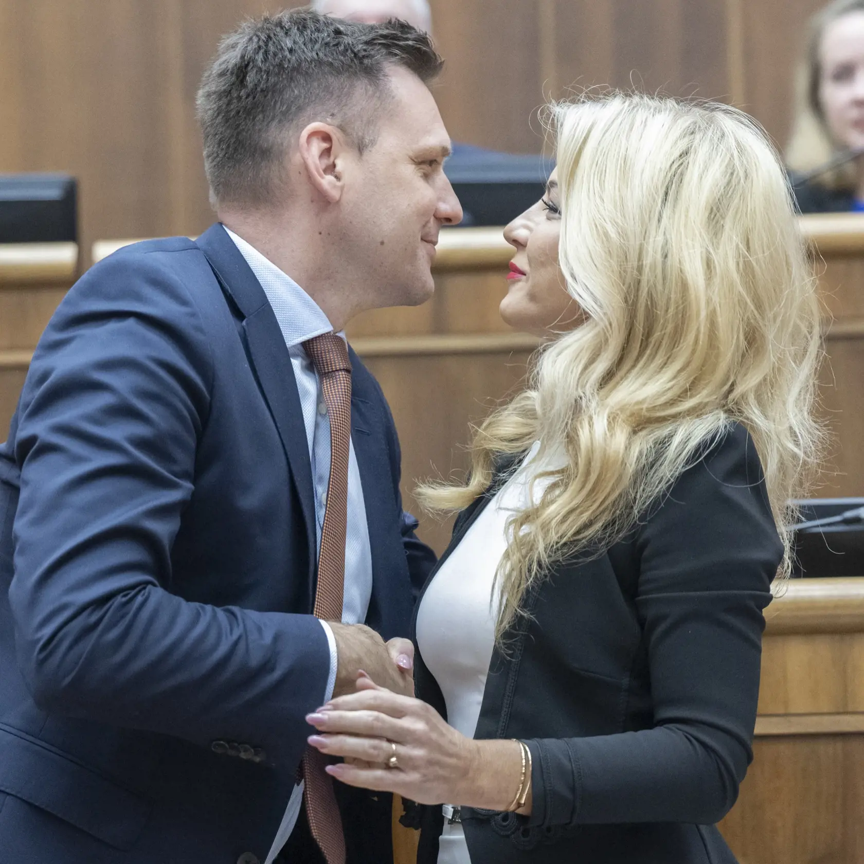 Ministerka kultúry SR Martina Šimkovičová (nom. SNS) a podpredseda vlády SR a minister životného prostredia SR Tomáš Taraba (nom. SNS) jej gratuluje po hlasovaní.