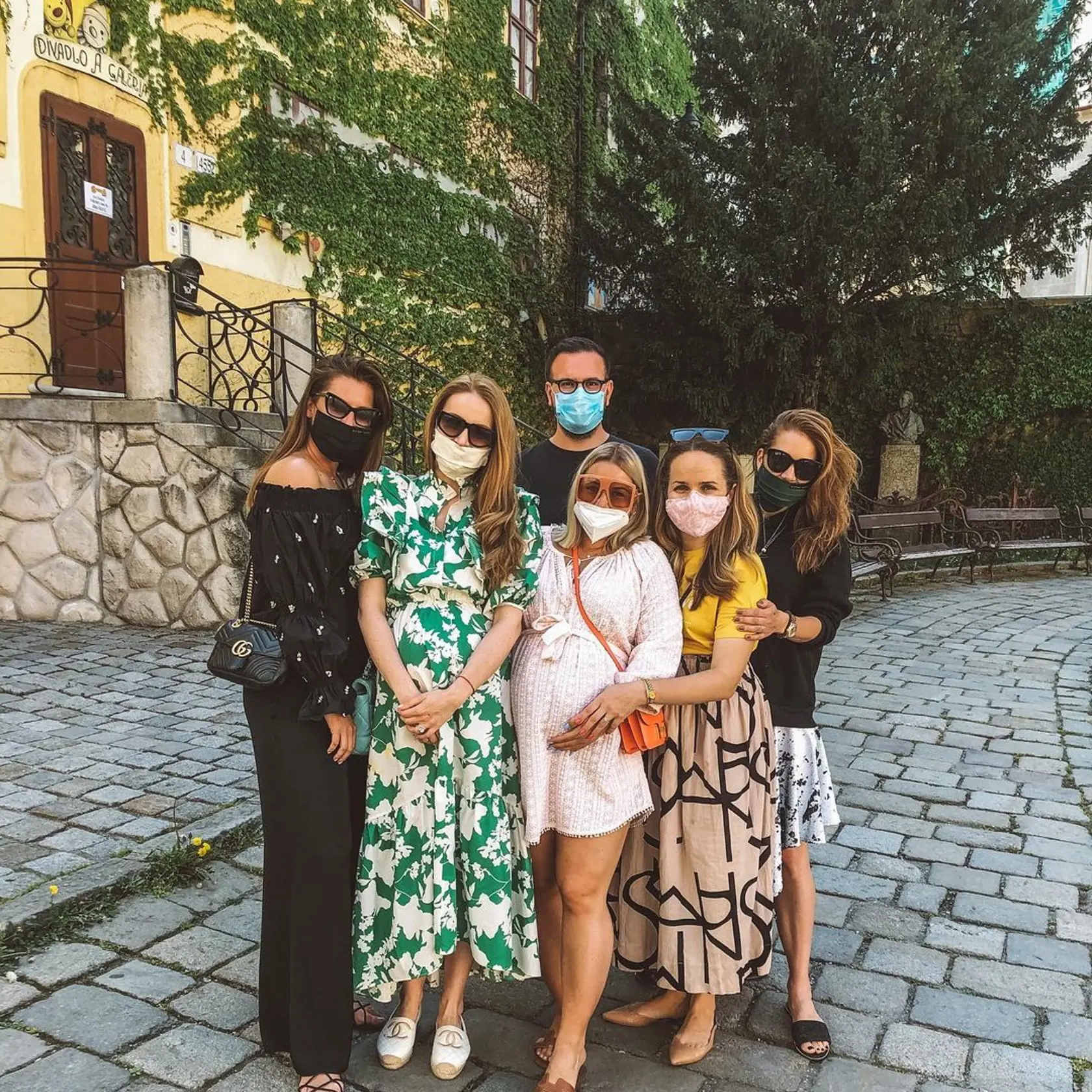 Zuzka Šebová a Dominka Cibulková s Kamoškami