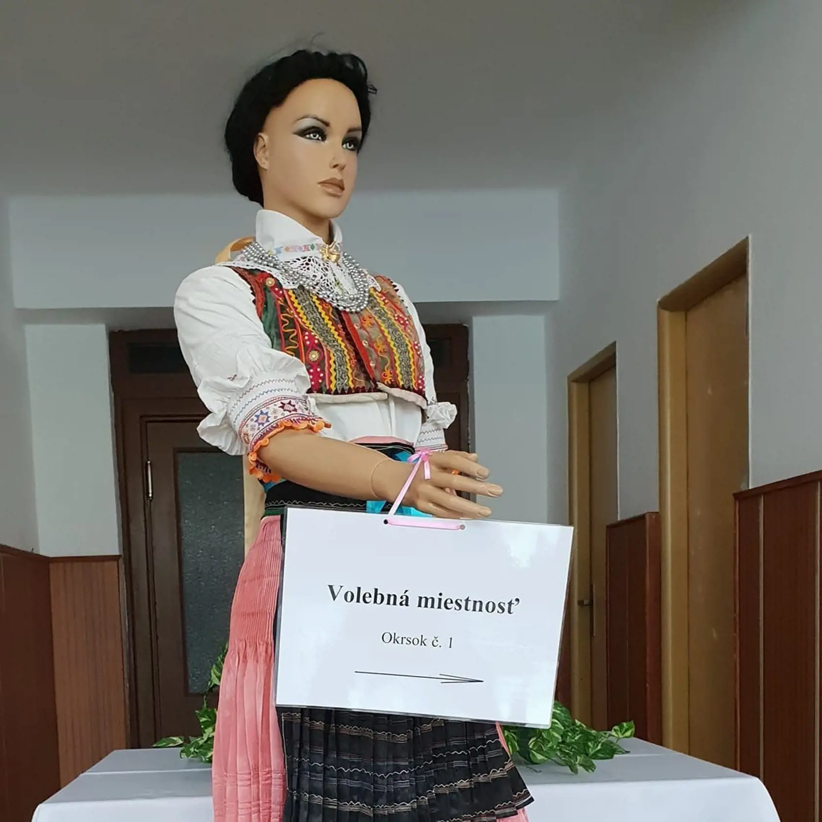 Figurína pred volebnou miestnosťou. 