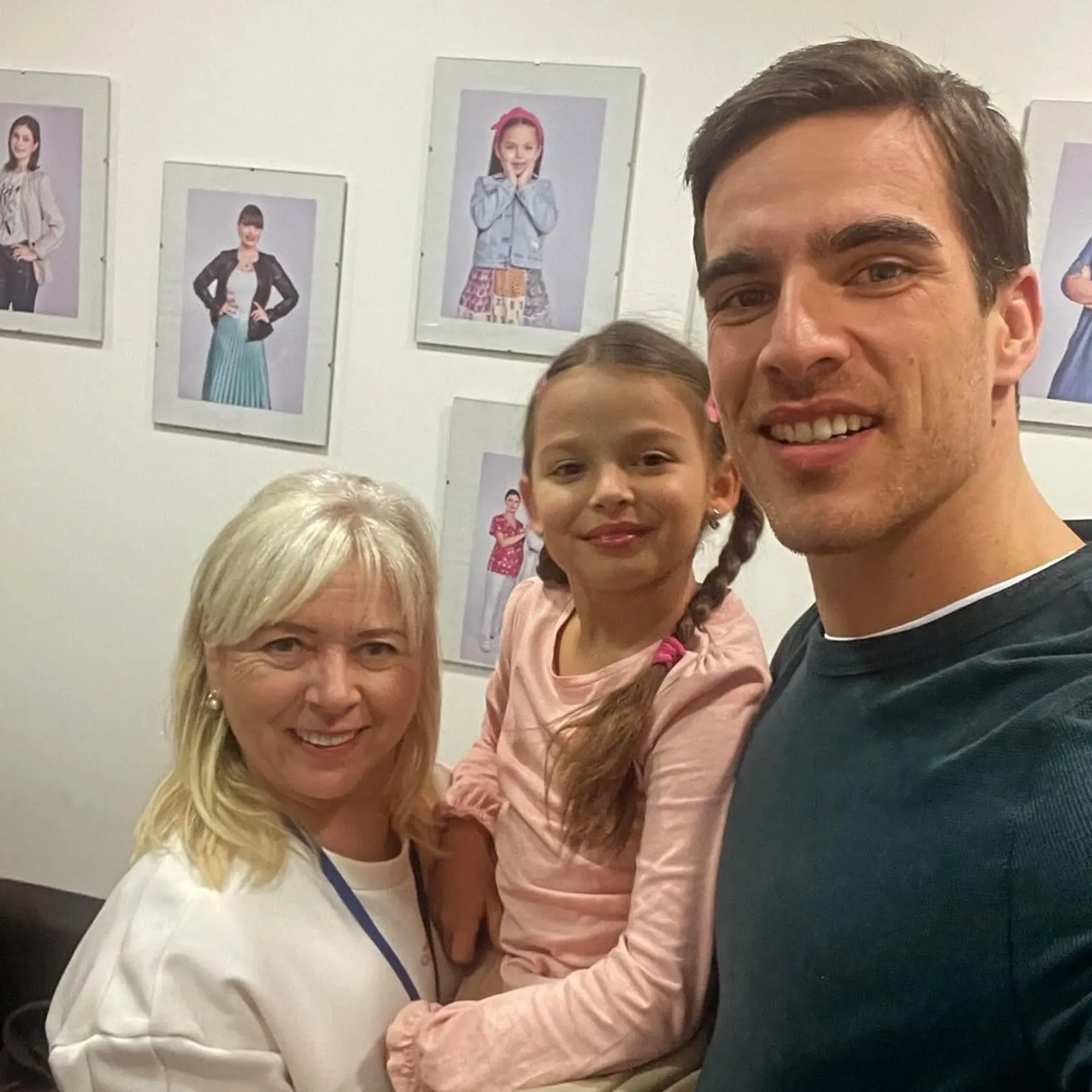 Dagmar Duditšová s Adamom Bardym a Larisou zo seriálu Mama na prenájom