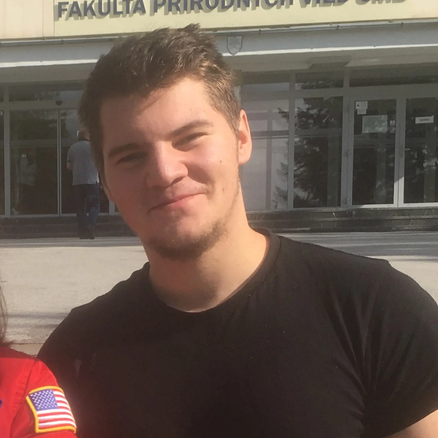 Peter (22), B. Bystrica: „Na internáte je výhoda, že sme so spolužiakmi, na priváte neviete koho dostanete ako spolubývajúceho.Ale dá sa tam lepšie učiť.“