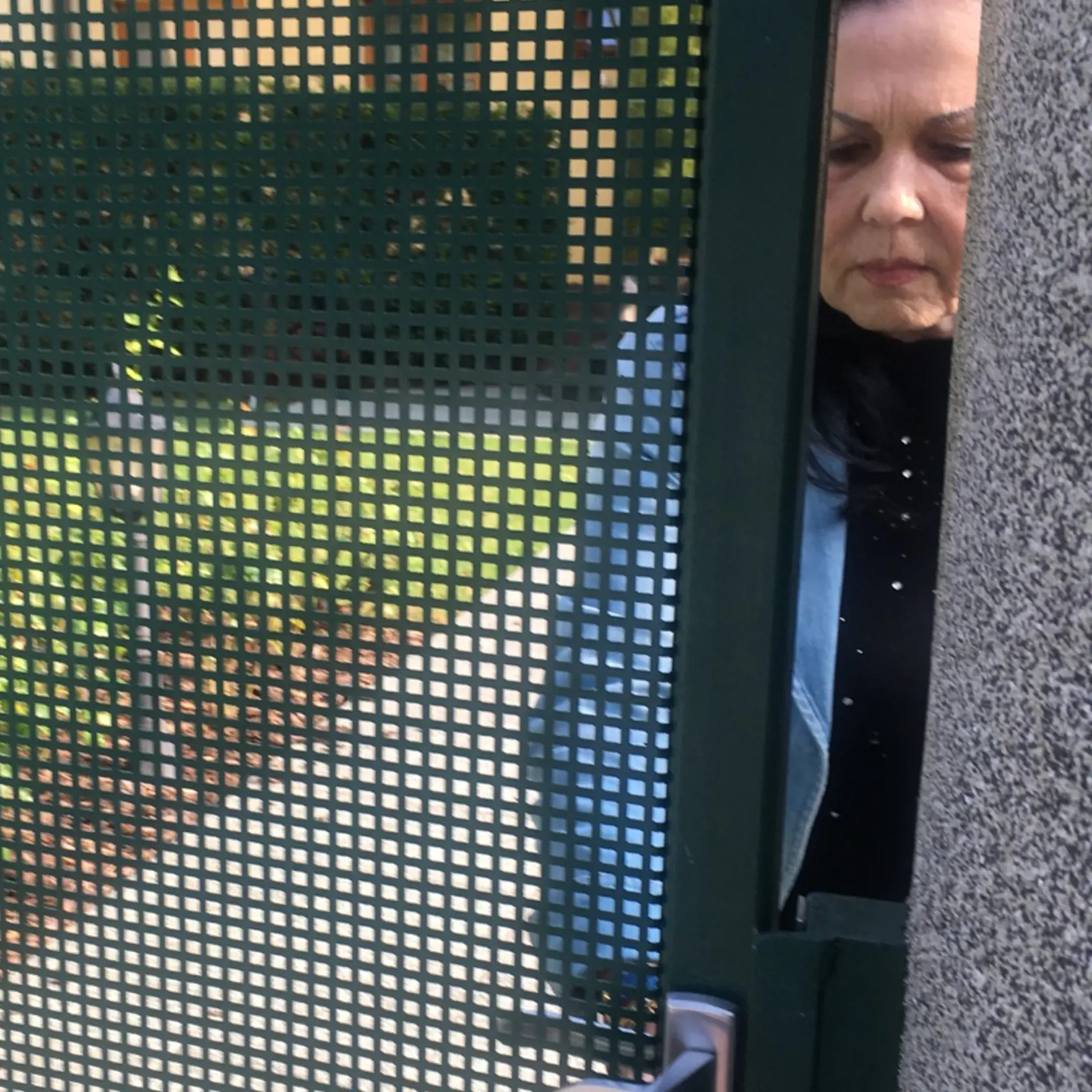 Trápenie ostatných rokov sa zračí v tvári Evy Rezešovej st. Po náhlej smrti manžela prešla zodpovednosť o rod na jej plecia.