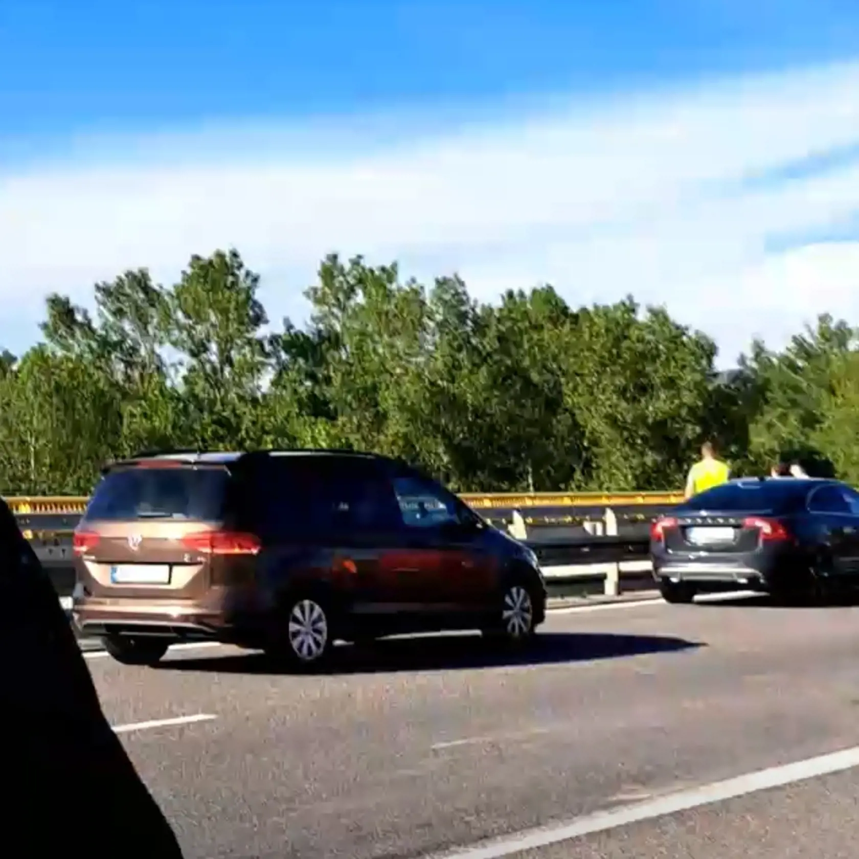 Na diaľnici pristál aj vrtuľník. Kamión podľa svedka vrazil do policajného auta aj do hasičov.