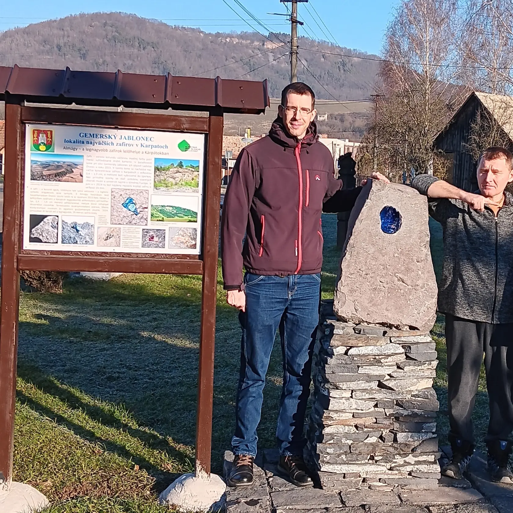 „Ja som sa vždy zaujímal o minerály, ale naplno to začalo asi v roku 1994, keď prebiehal výskum na Pohanský hrade pri Šuriciach. Kamarát ma vtedy zavolal, že poďme pomôcť pri mapovaní jaskýň. Tak som išiel, no úprimne, ešte som z toho nebol úplne unesený,“ začína svoje rozprávanie. 