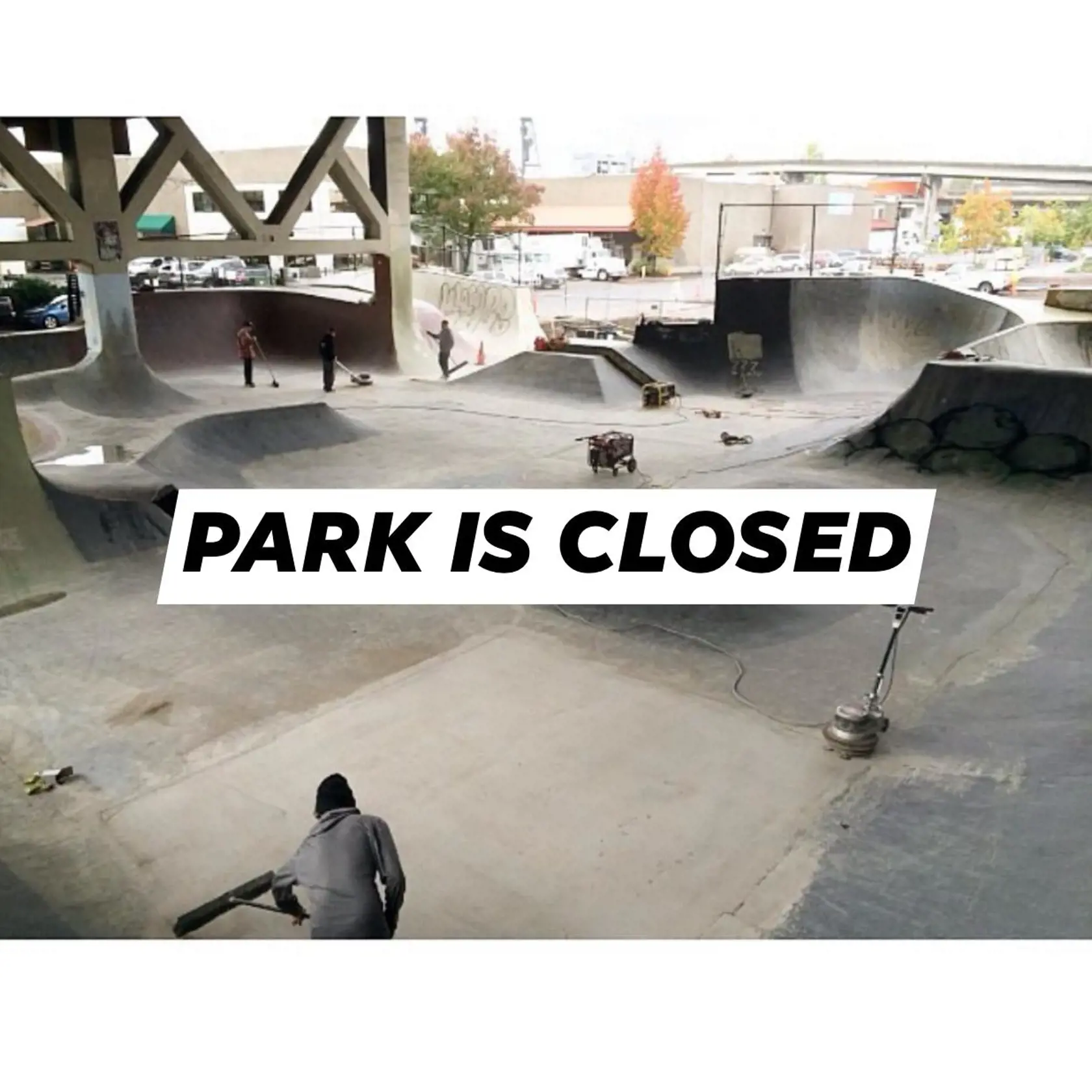 Skejtpark pod Mostom SNP pripomína nekonečný rádius v slávnom americkom skejtparku Burnside v Portlande v americkom štáte Oregon.